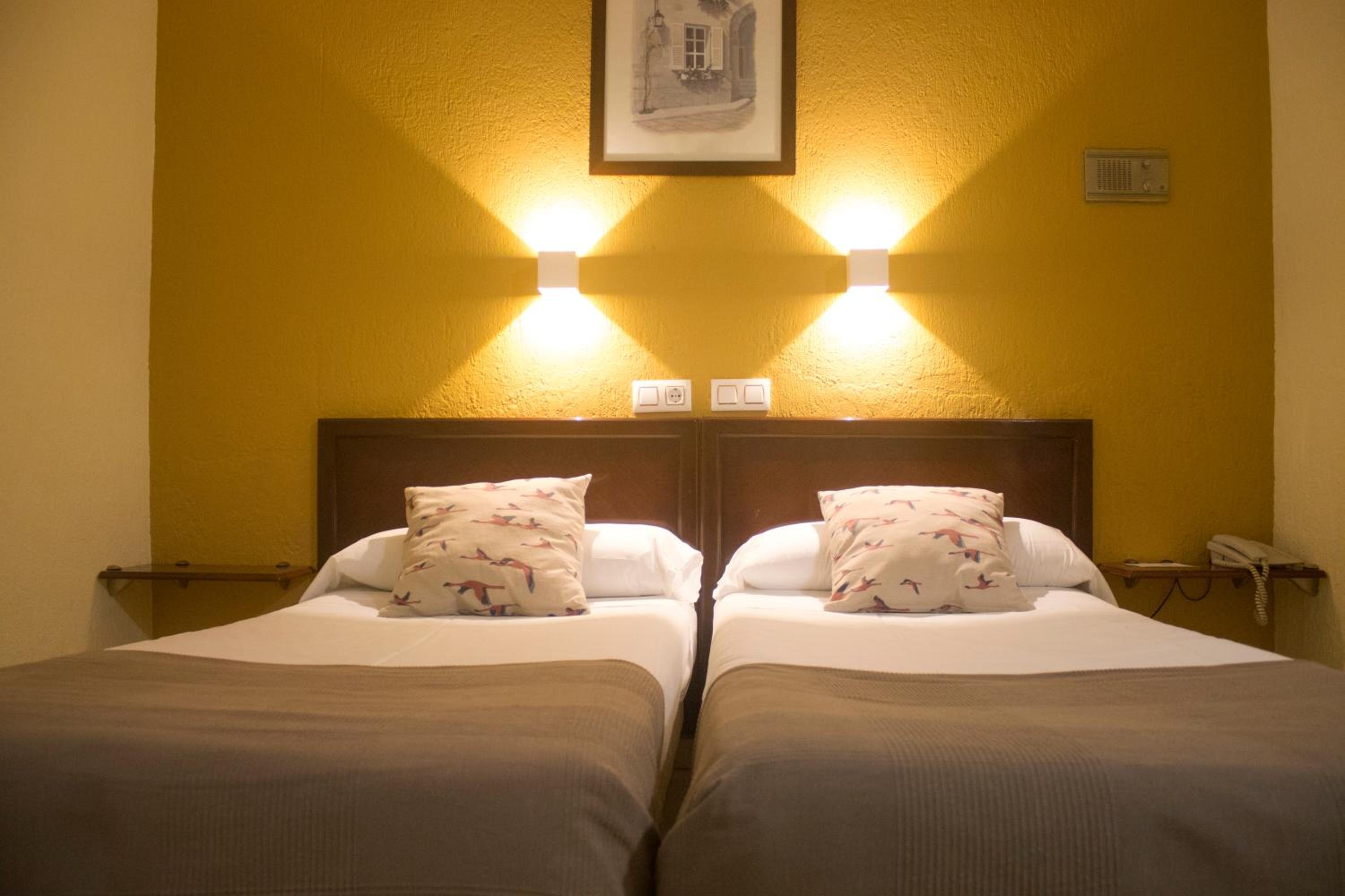 Twin Room with Pool View photo 2