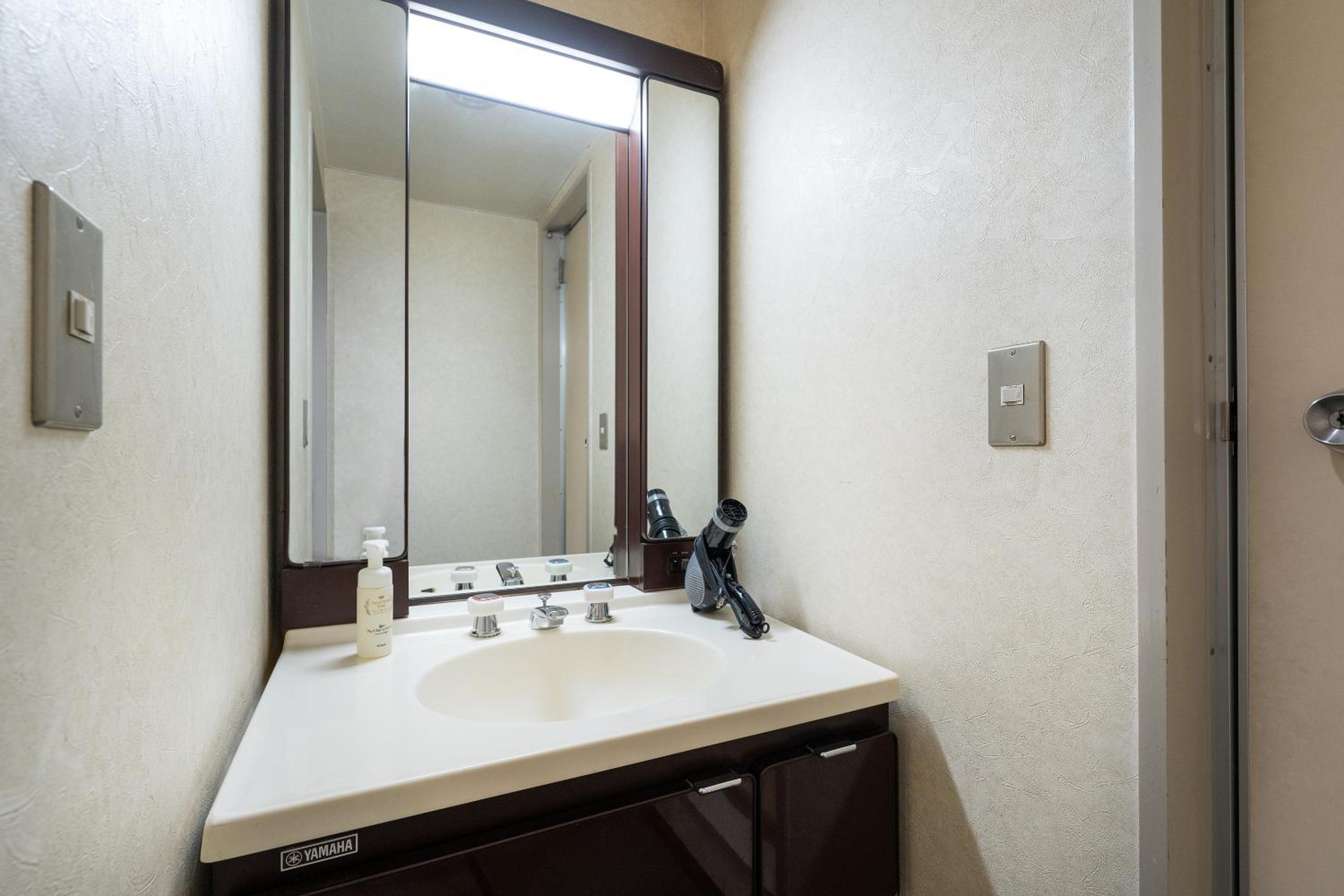 Twin Room - Non-Smoking photo 2