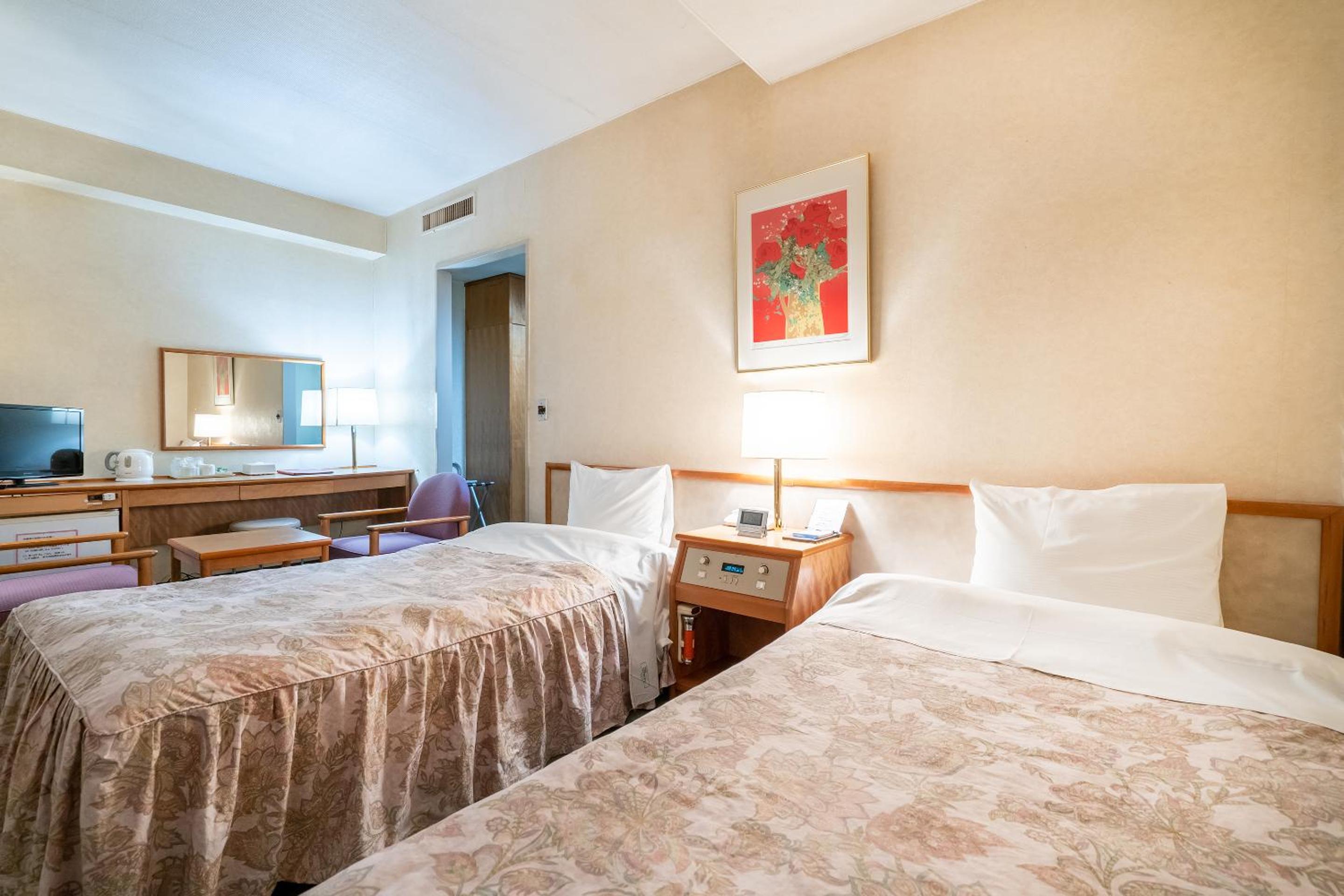 Twin Room - Non-Smoking photo 2