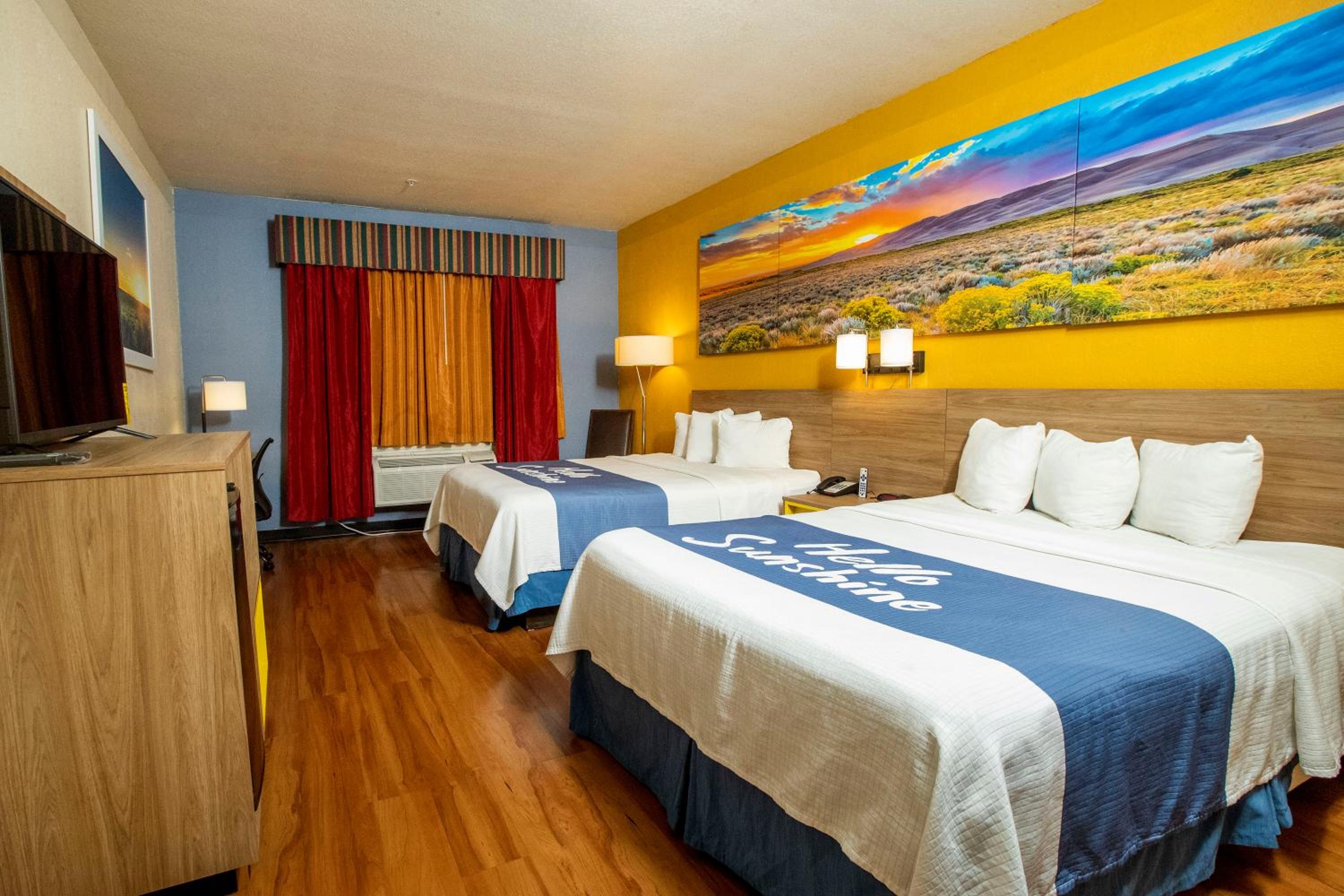 Queen Room with Two Queen Beds - Non-Smoking - Photo 1