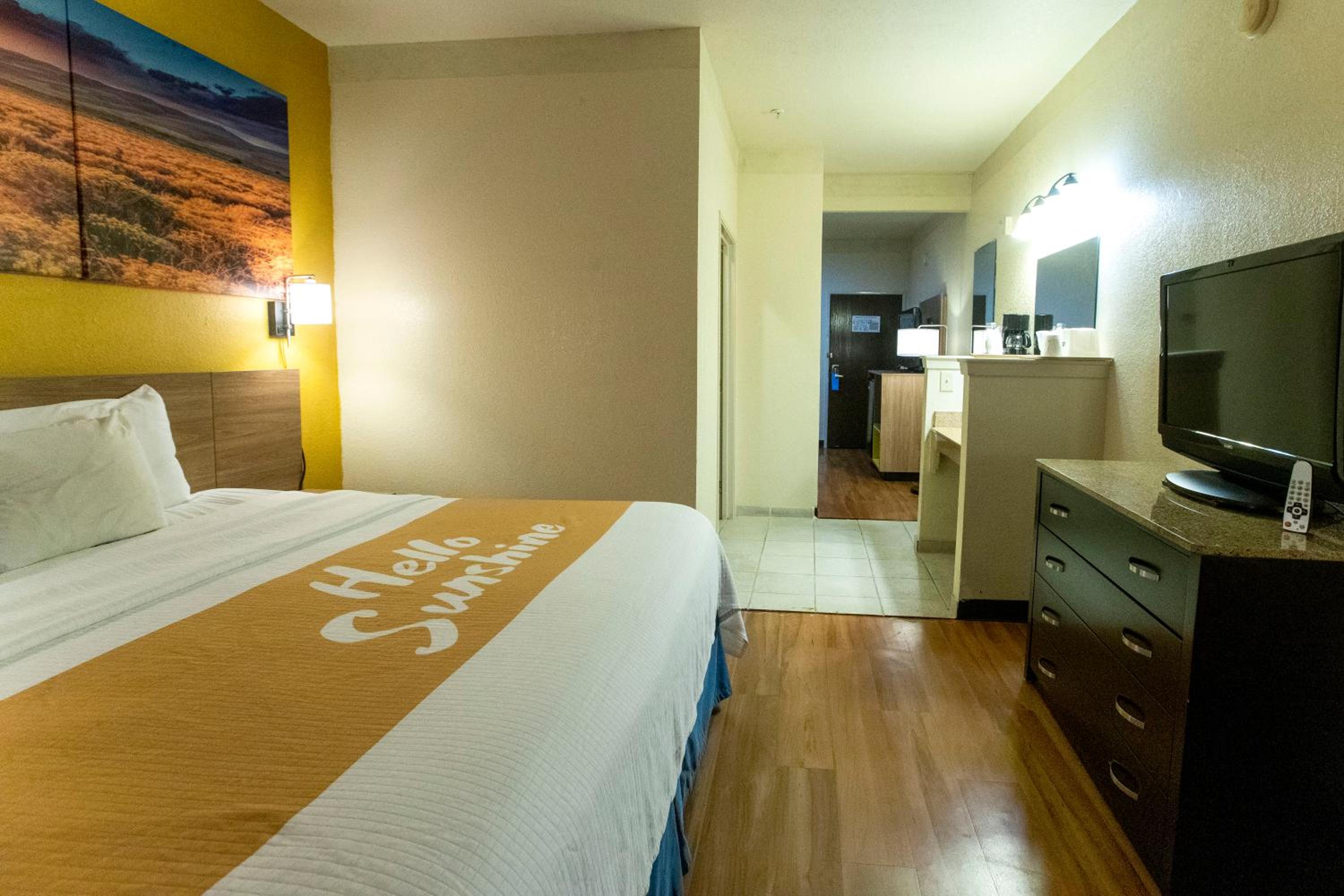 King Room - Disability Access - Non-Smoking - Photo 3
