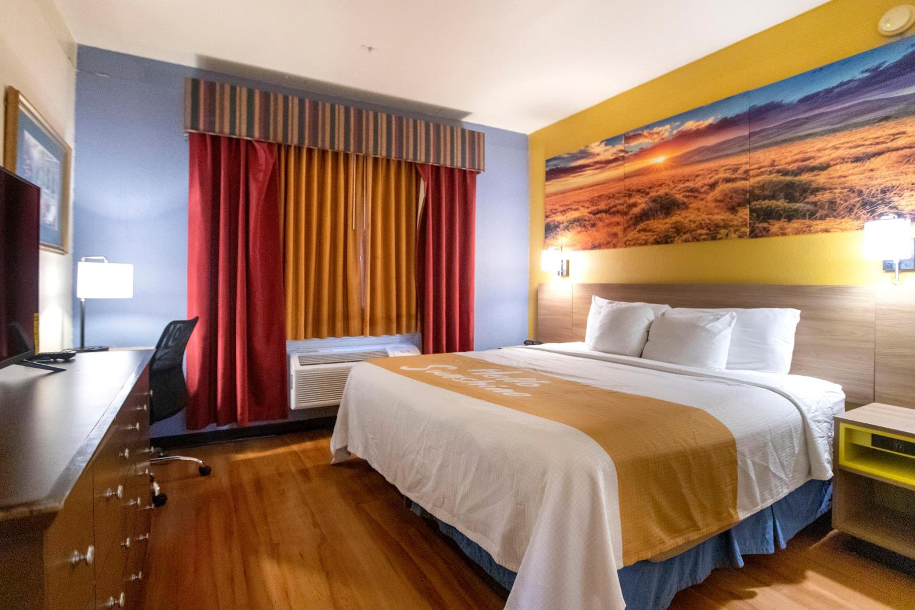 King Room - Non-Smoking - Photo 1