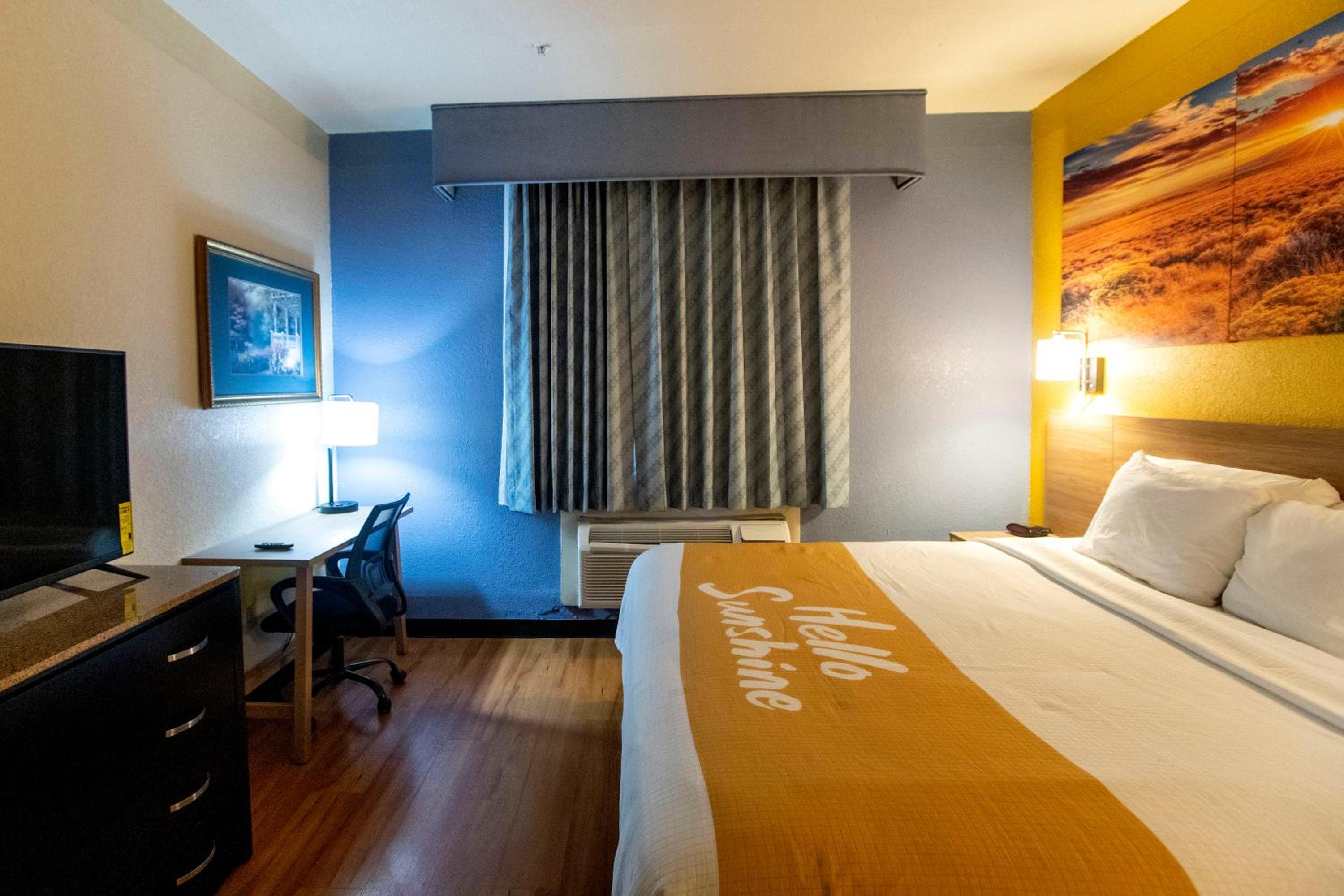 King Room - Non-Smoking - Photo 4