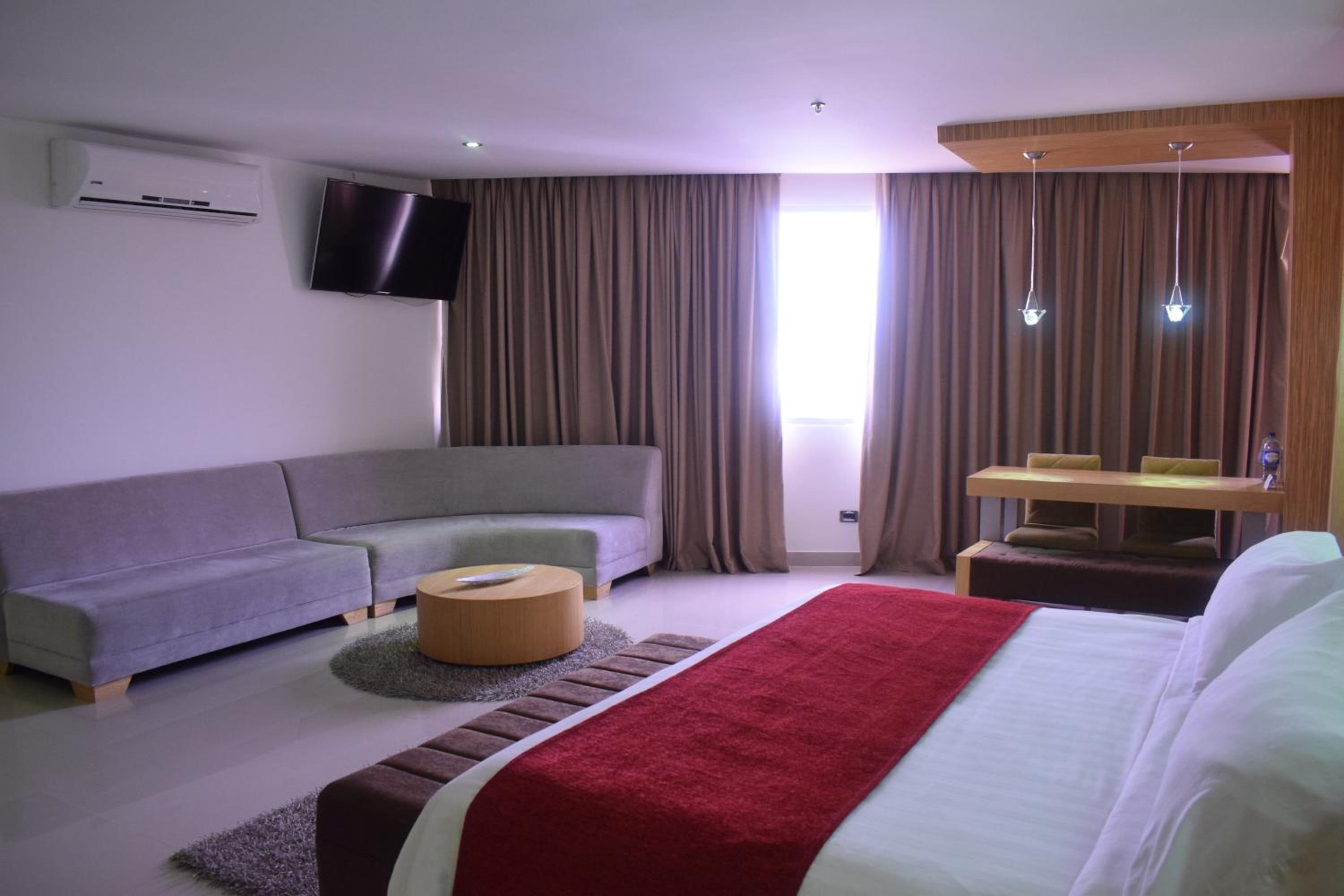King Suite with Whirlpool and City View - Non-Smoking photo 2