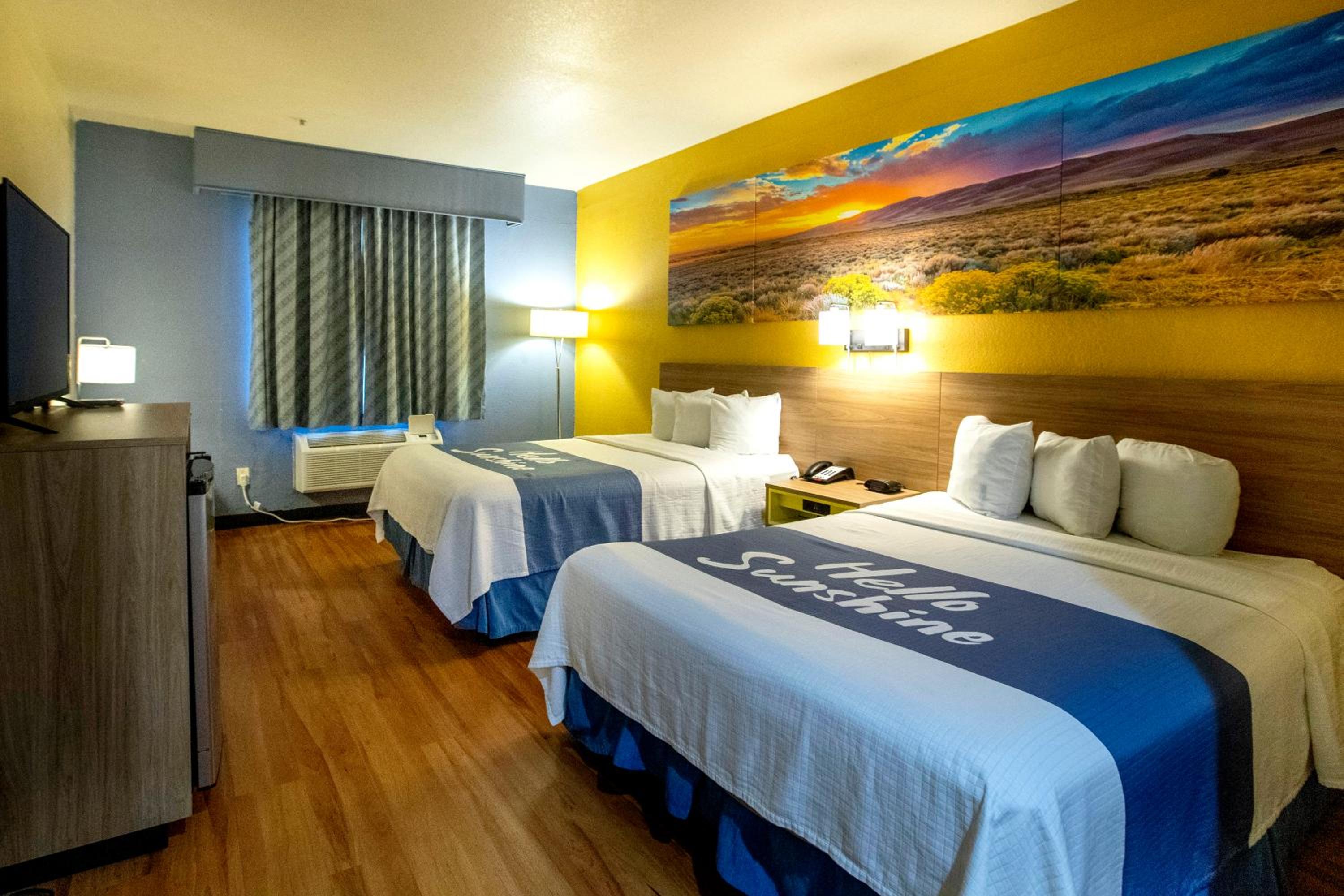 Queen Room with Two Queen Beds - Non-Smoking - Photo 4