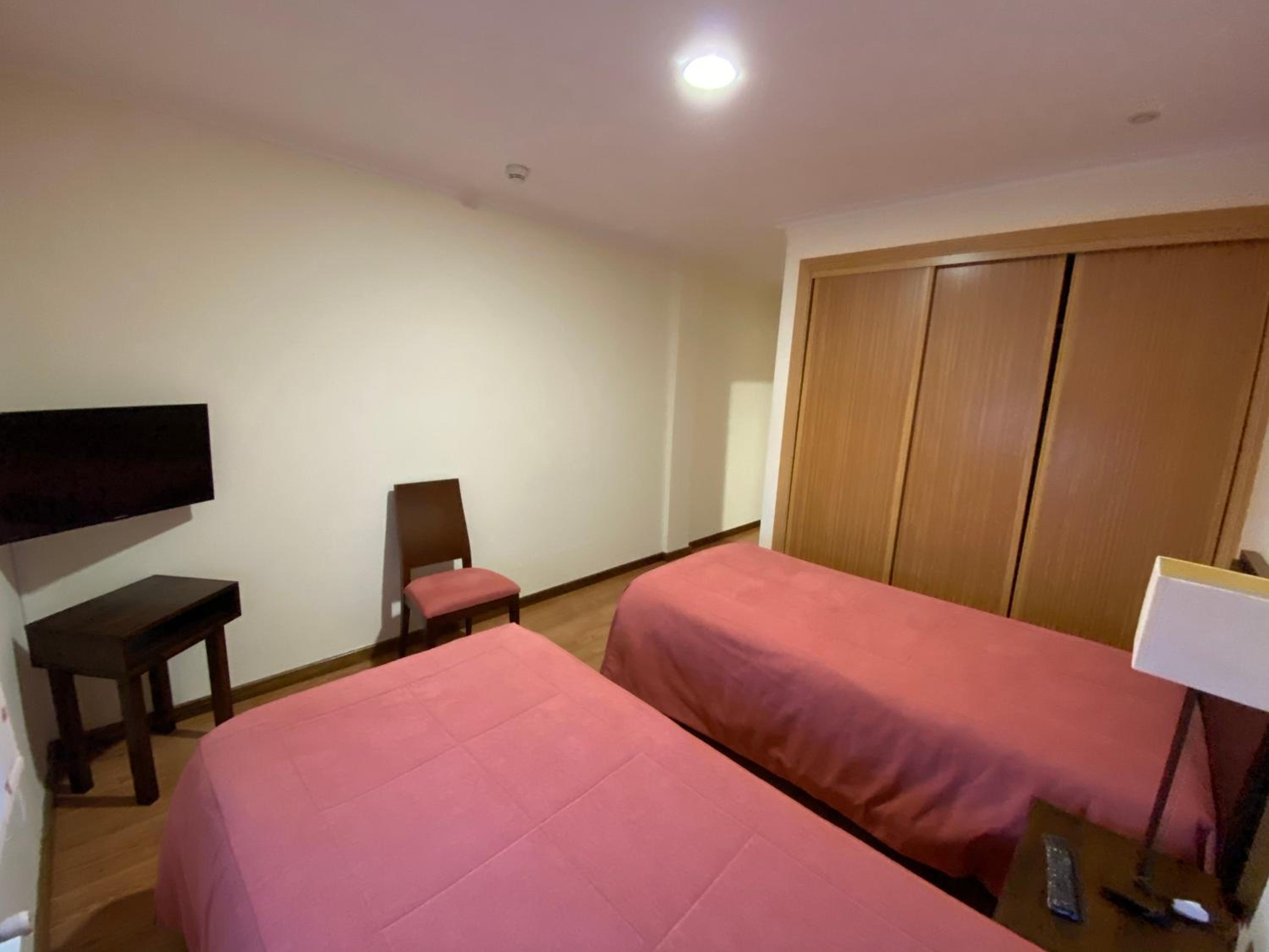Large Double Room - Photo 3