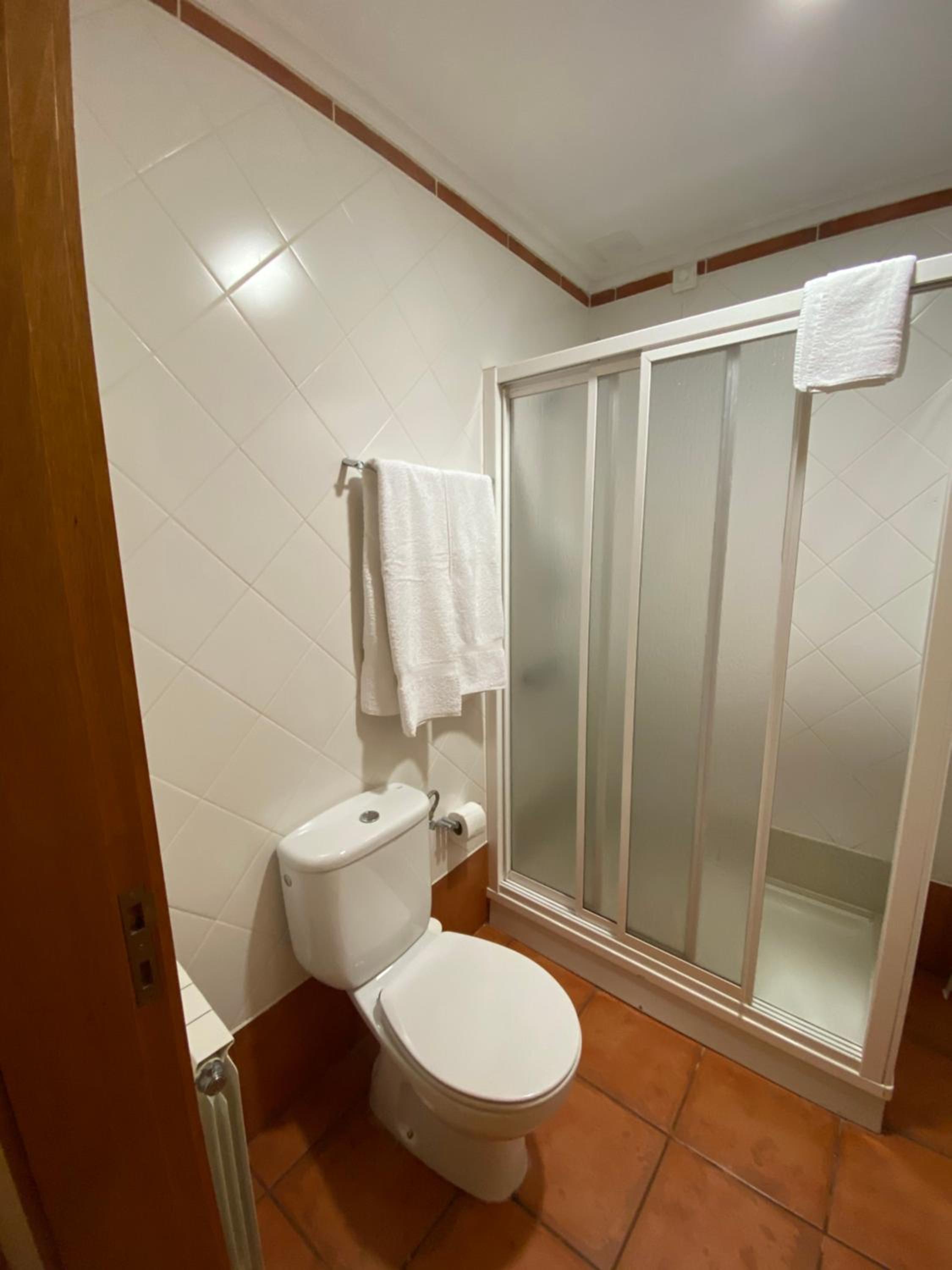 Large Double Room - Photo 4
