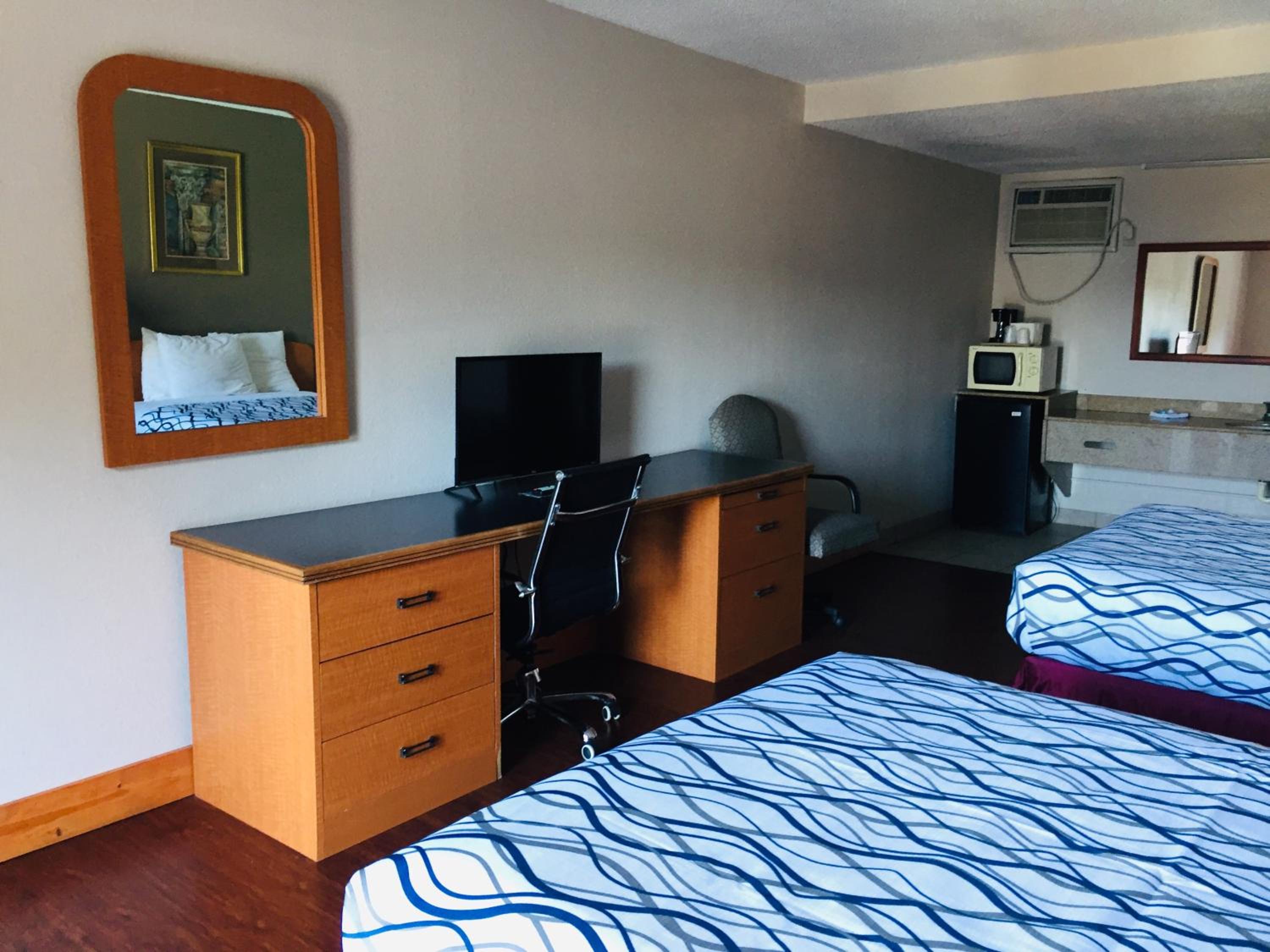 Standard Room with Two Beds - Non-Smoking photo 2
