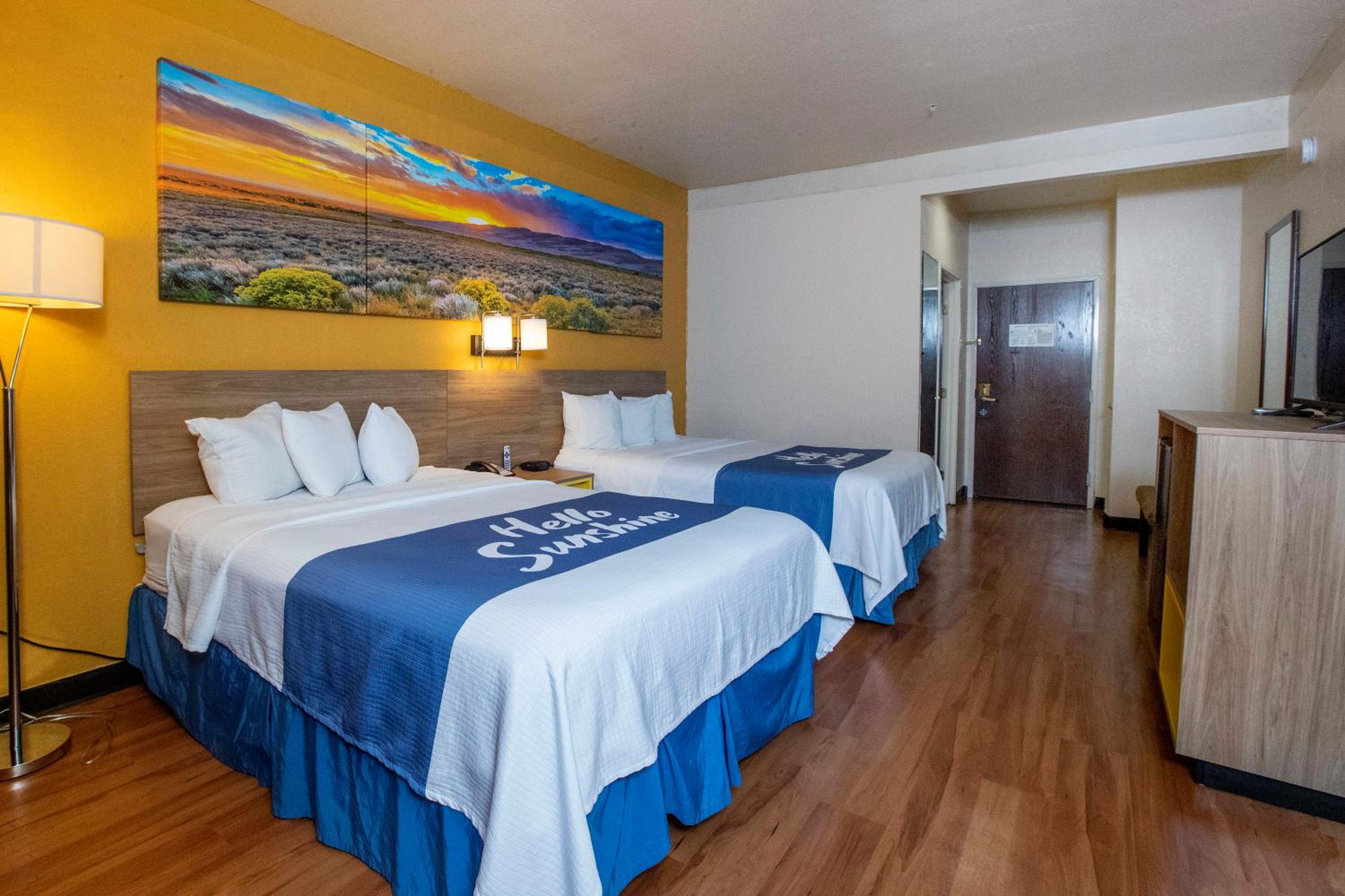 Queen Room with Two Queen Beds - Non-Smoking - Photo 5