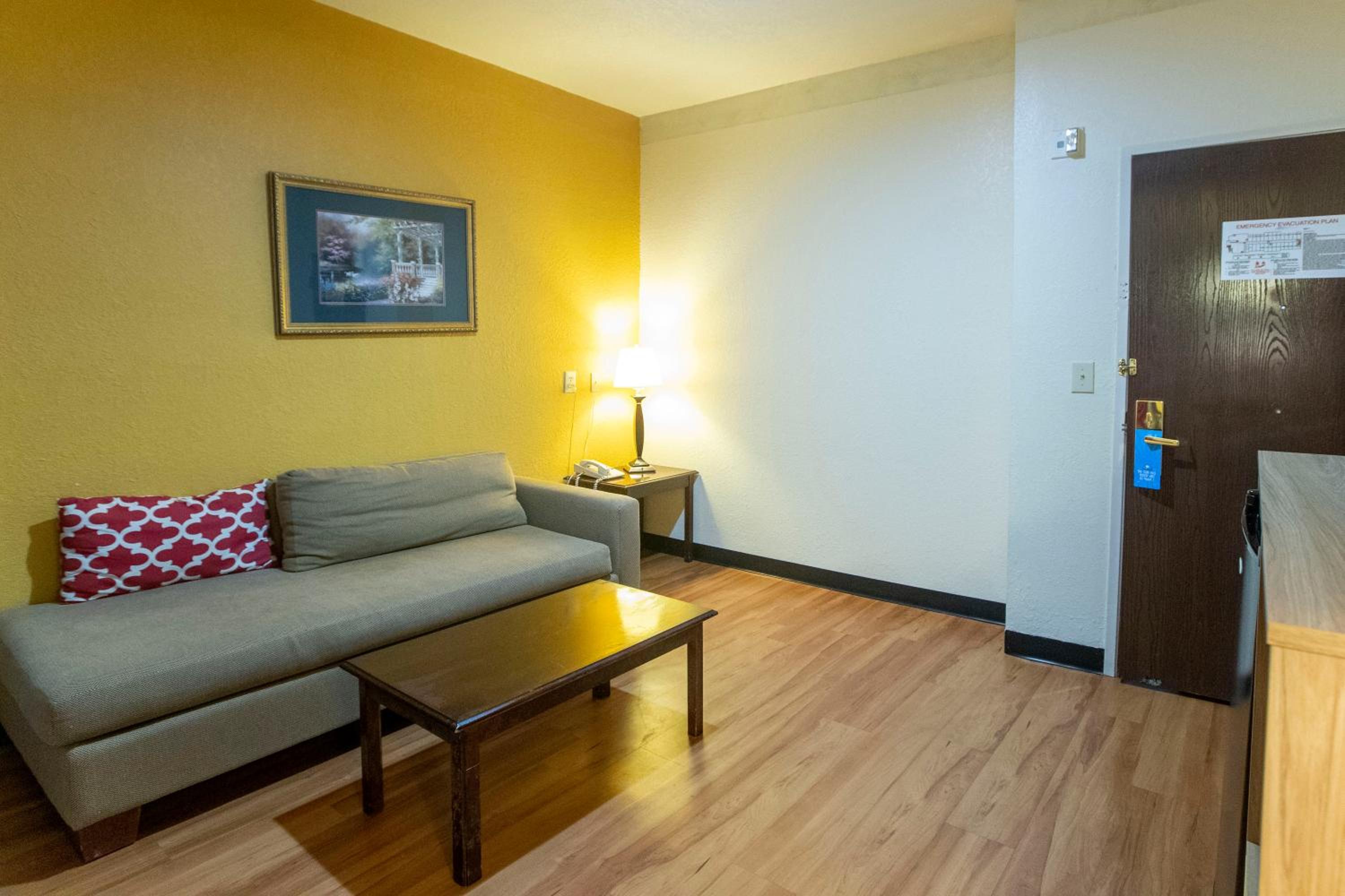 King Room - Non-Smoking - Photo 5