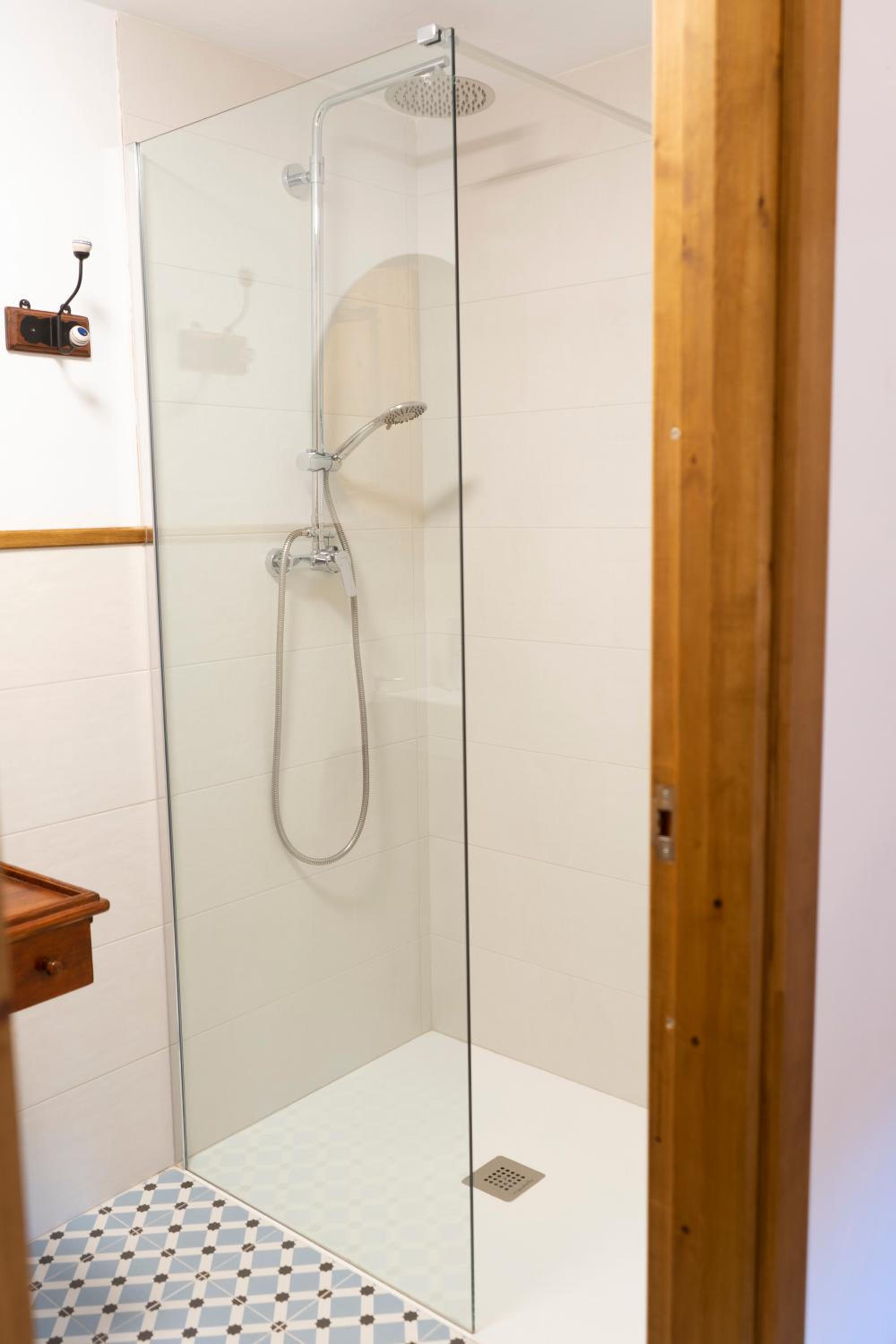Double Room with Private Bathroom - Photo 4