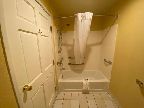 King Room - Mobility Access/Non-Smoking photo 3