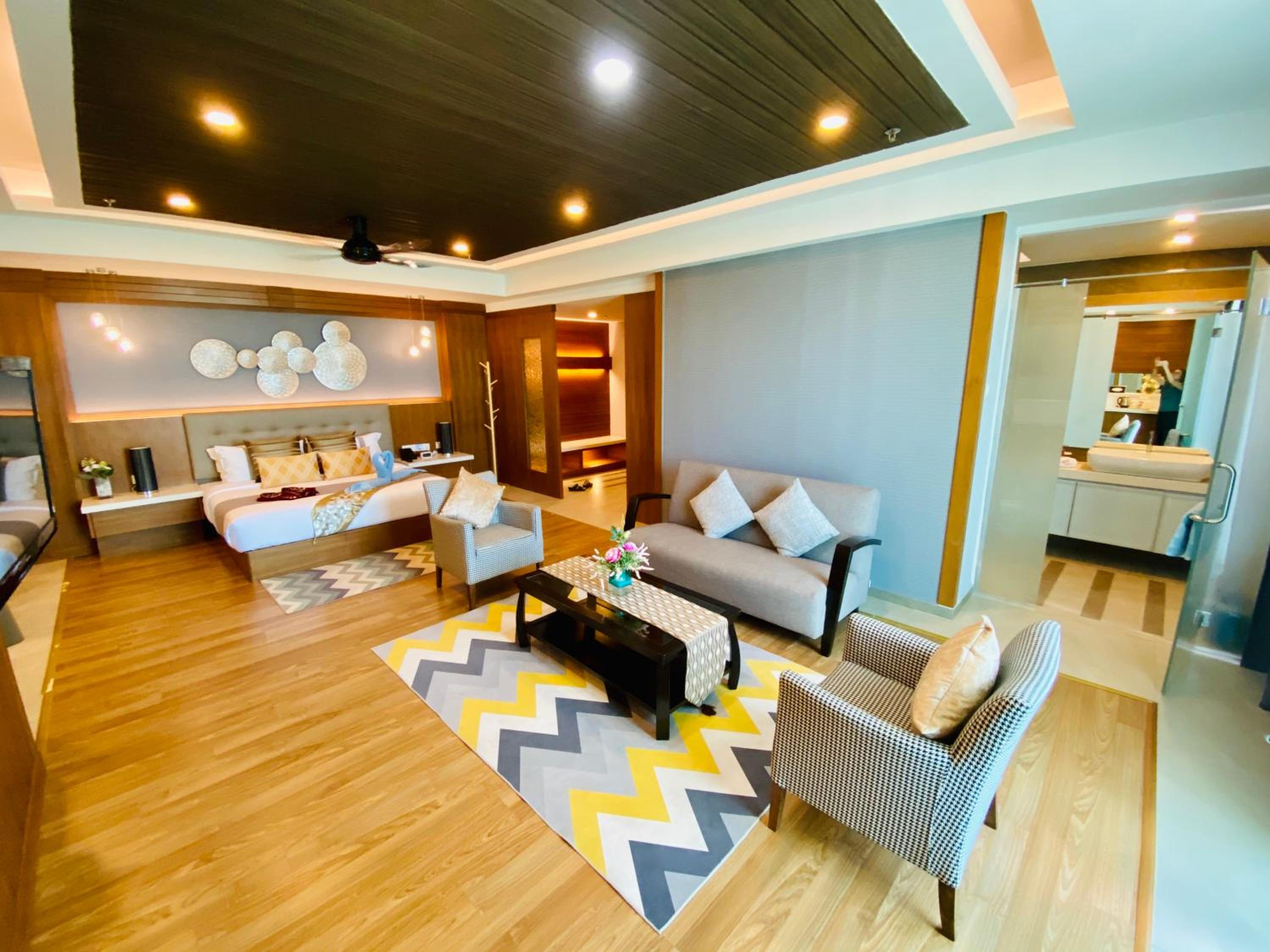 Suite - Photo 10