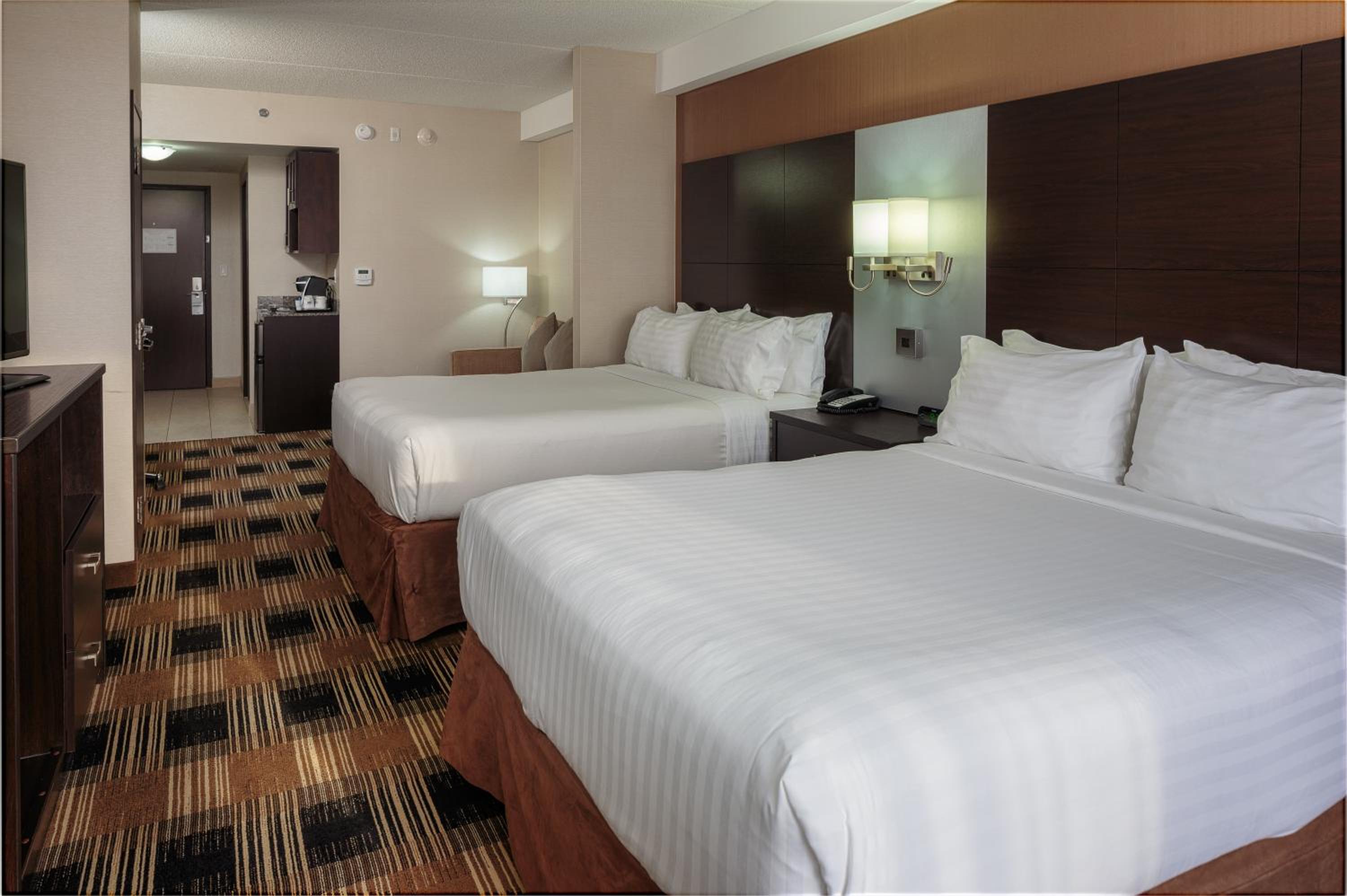 Queen Suite with Two Queen Beds photo 3
