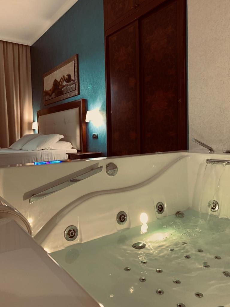 Suite with Spa Bath - Photo 11