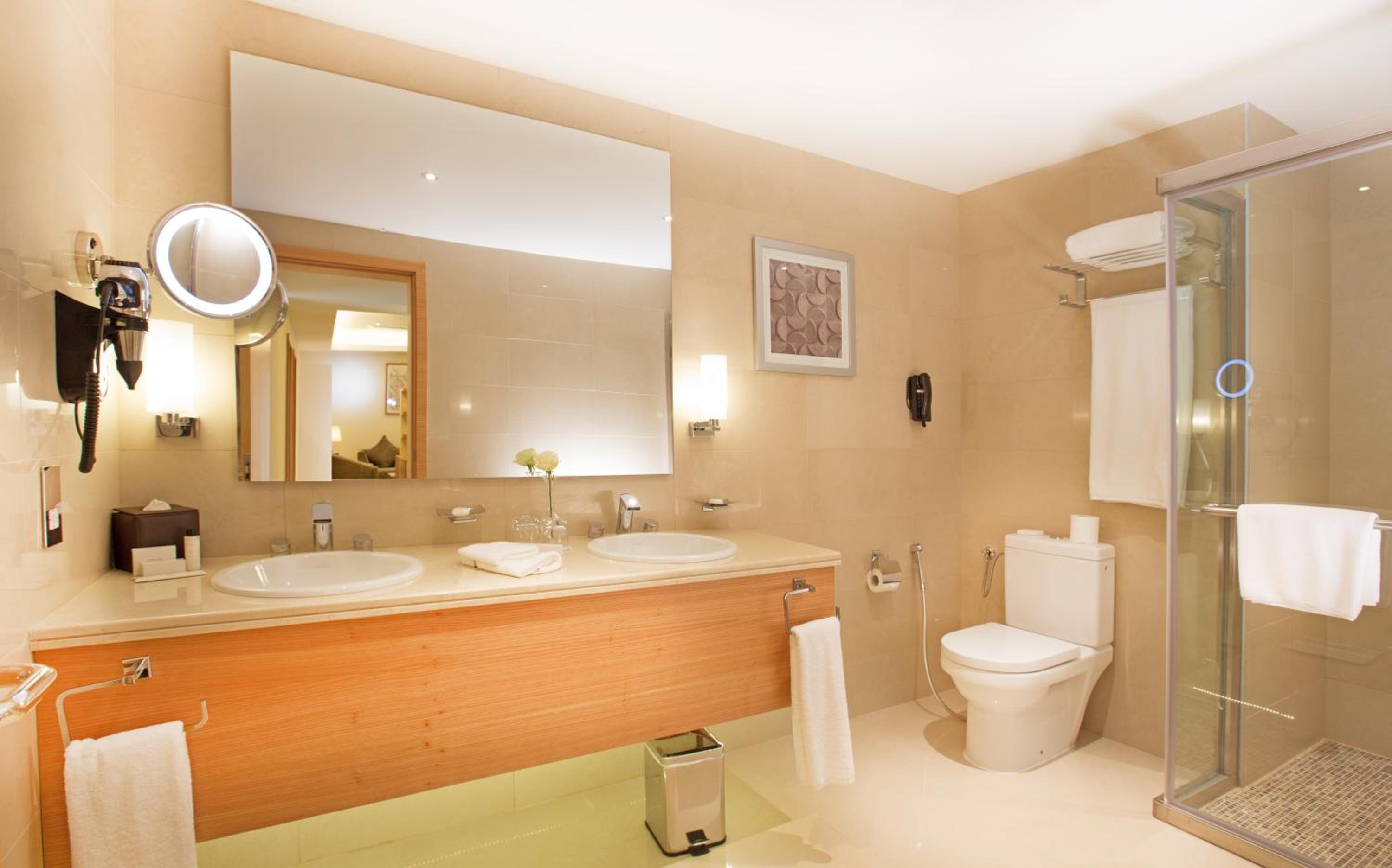 Deluxe King Room - Photo 2
