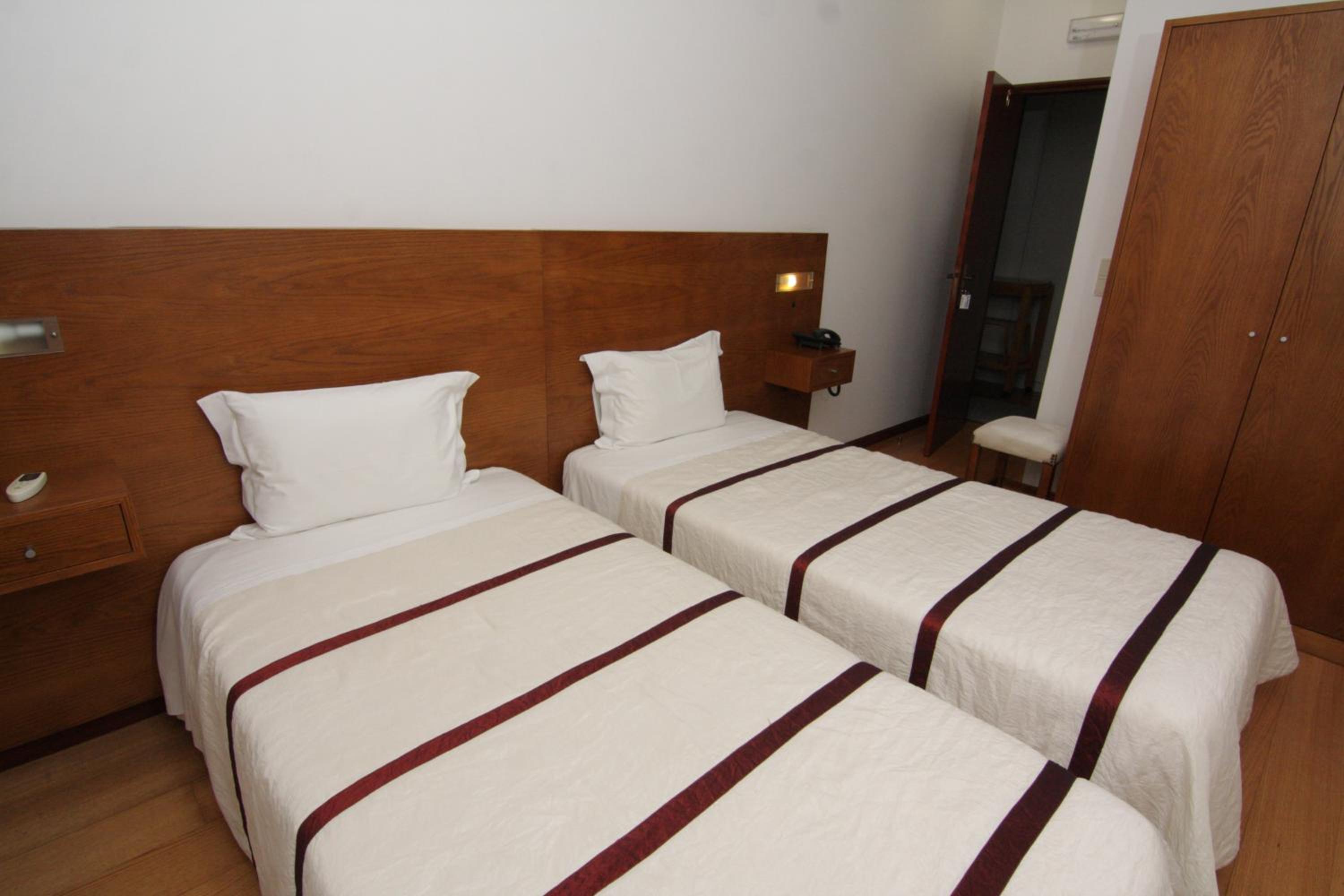 Economy Twin Room photo 2