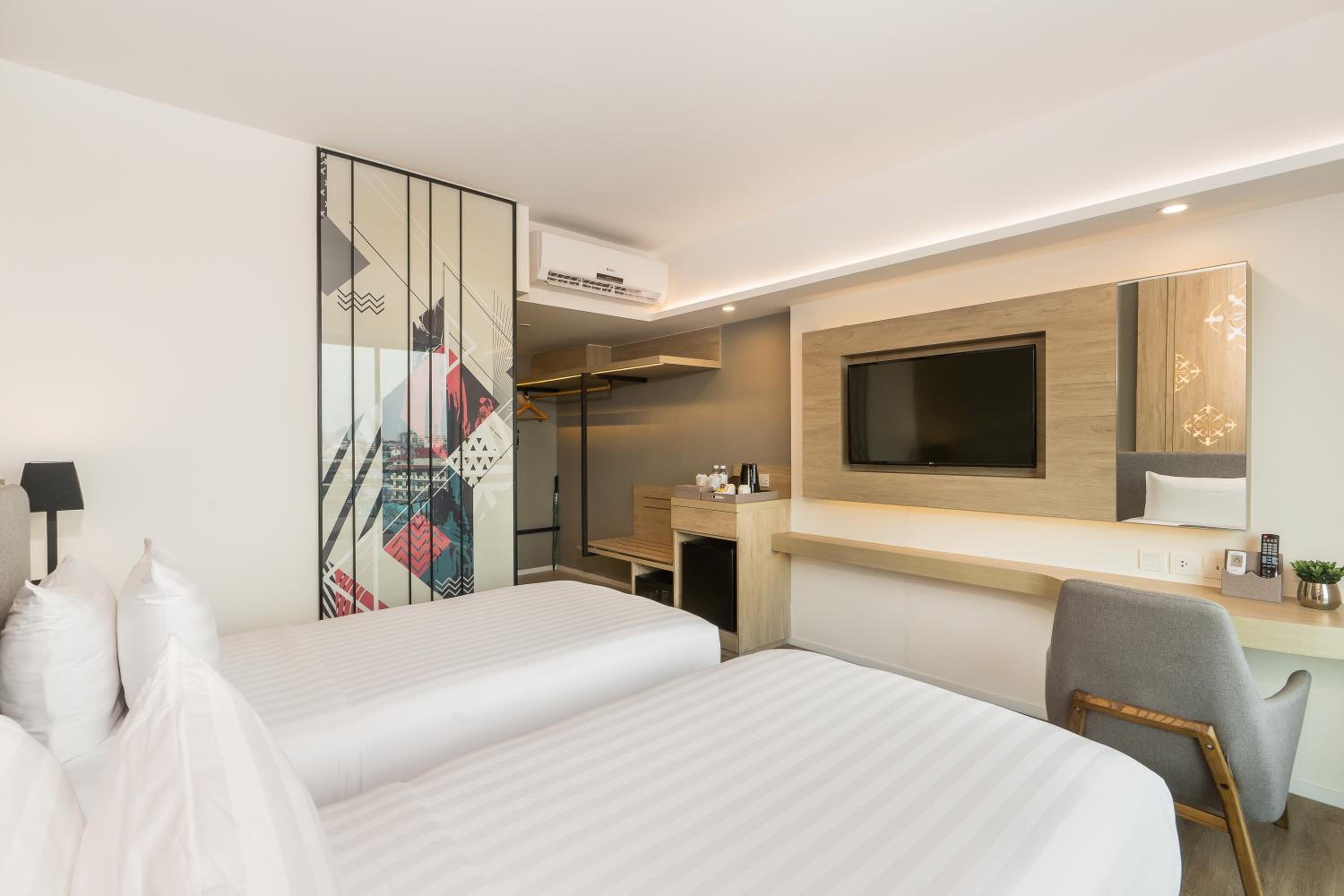 Deluxe Double or Twin Room with City View - Photo 13