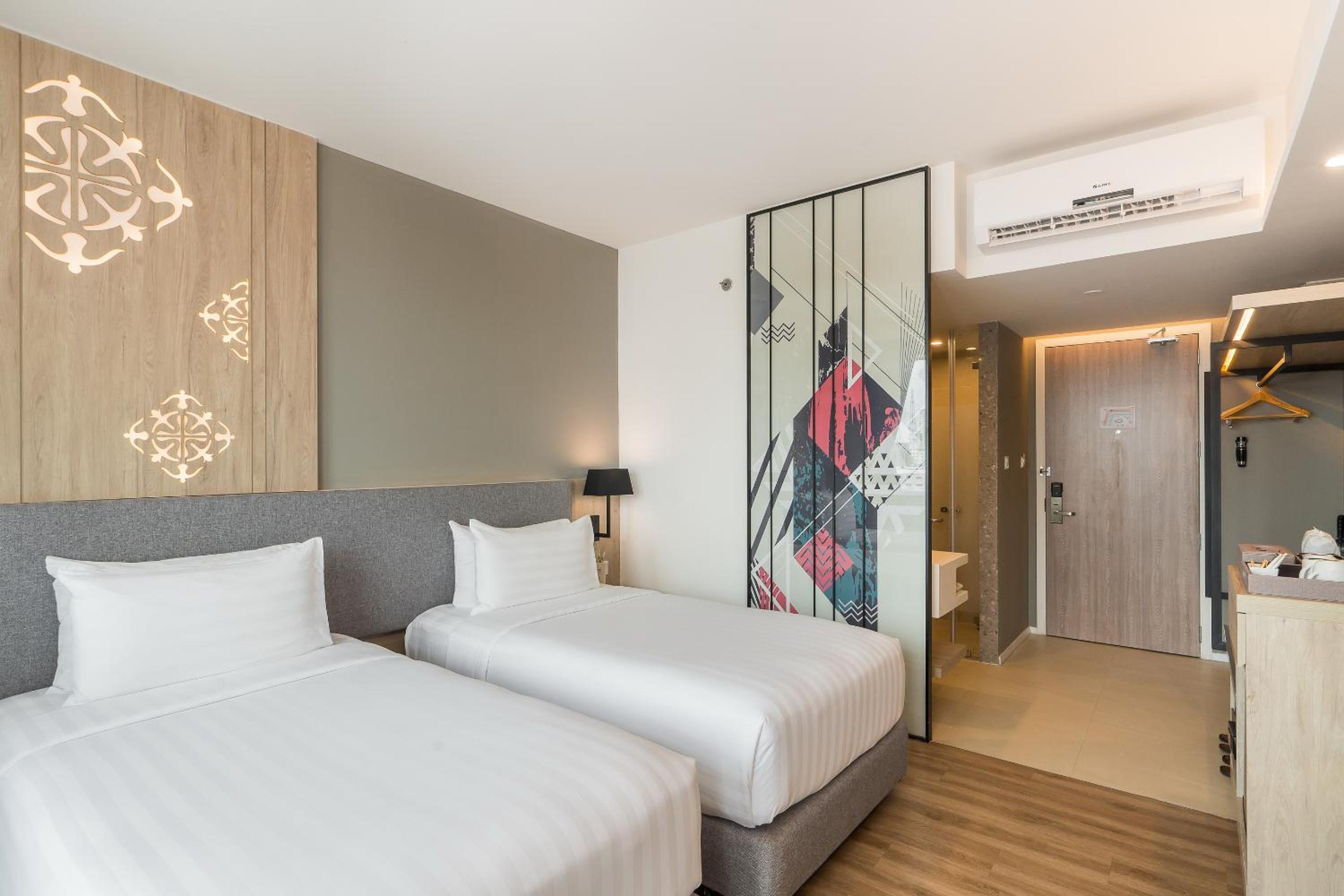 Deluxe Double or Twin Room with City View - Photo 14