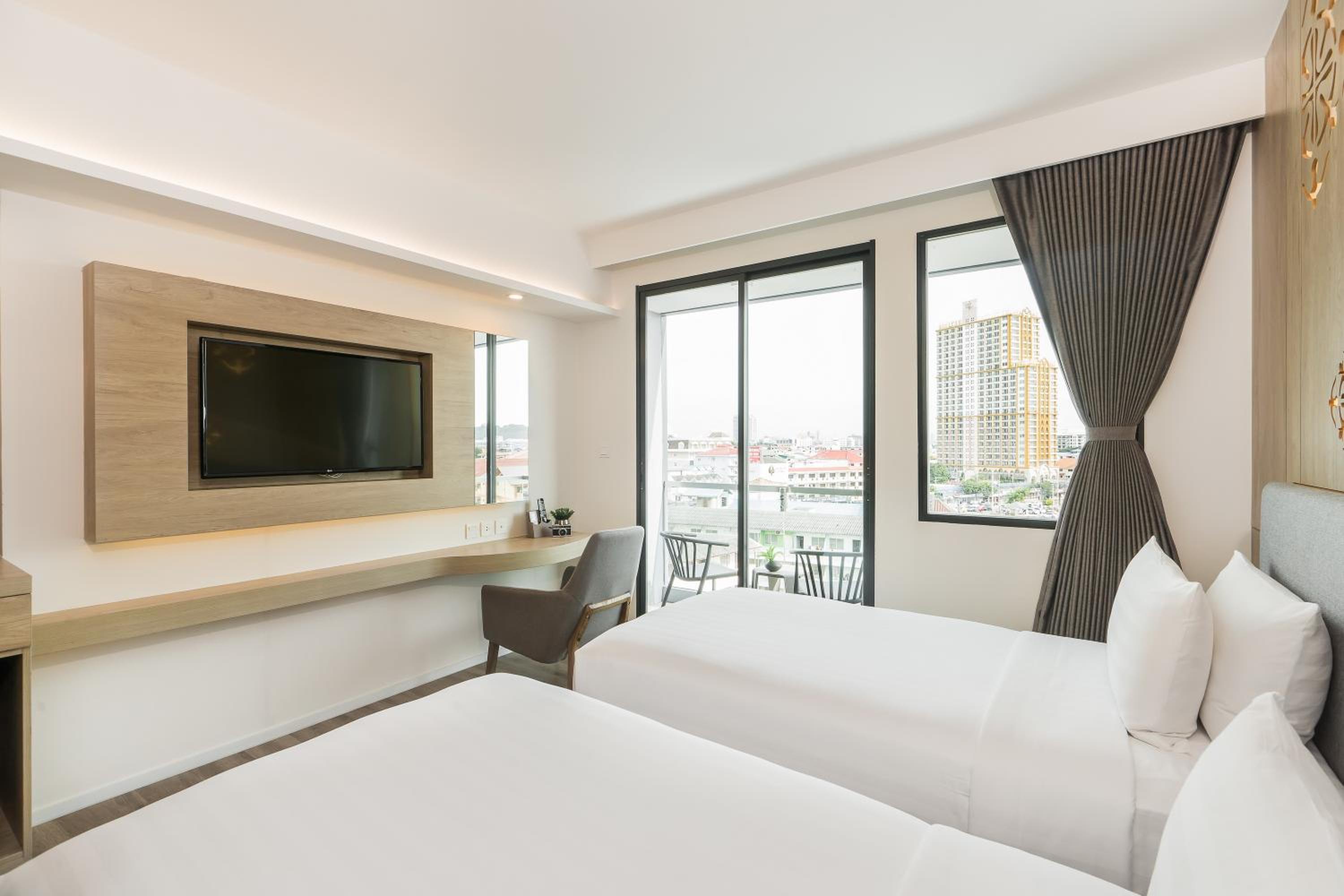 Deluxe Double or Twin Room with City View - Photo 1