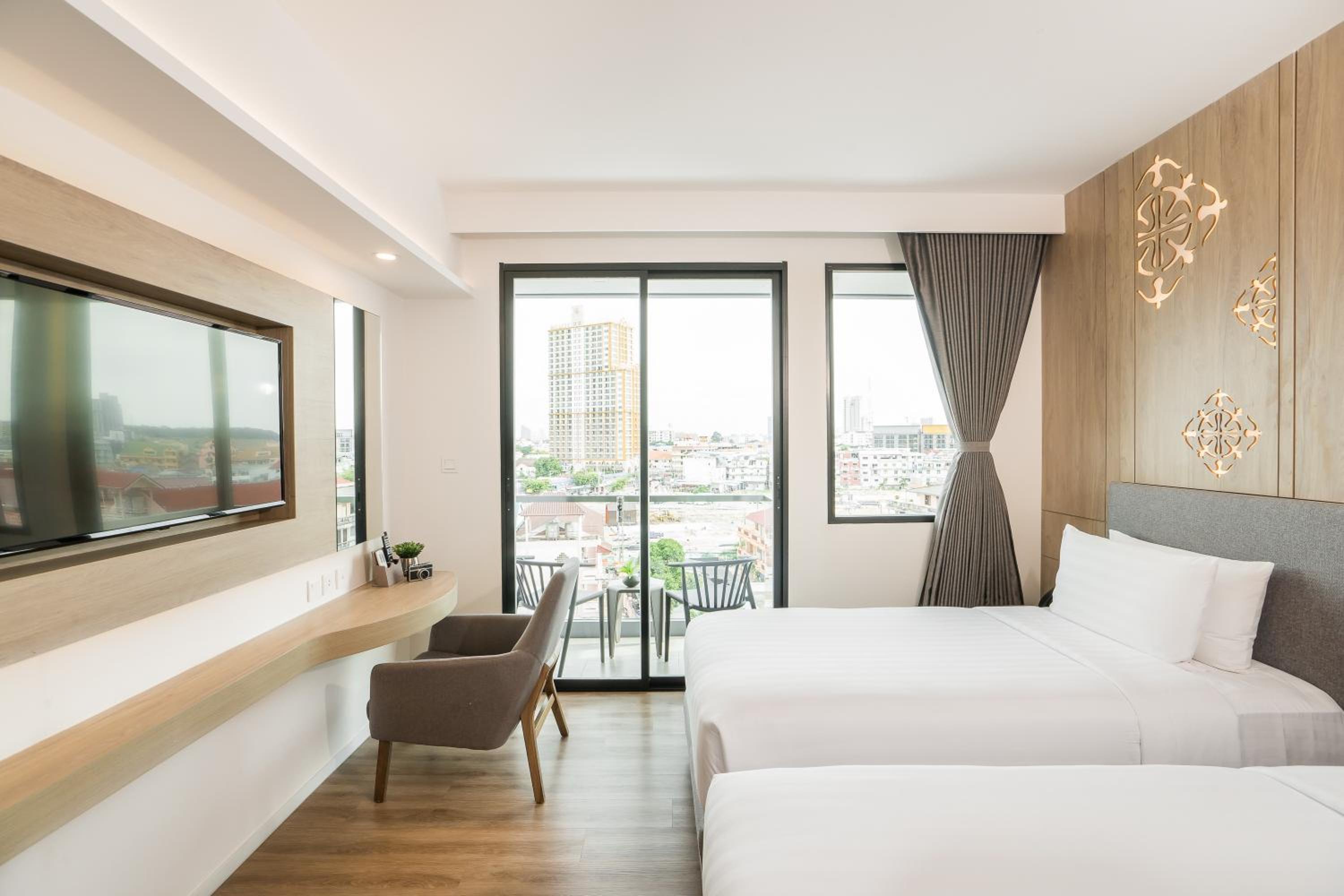Deluxe Double or Twin Room with City View - Photo 4