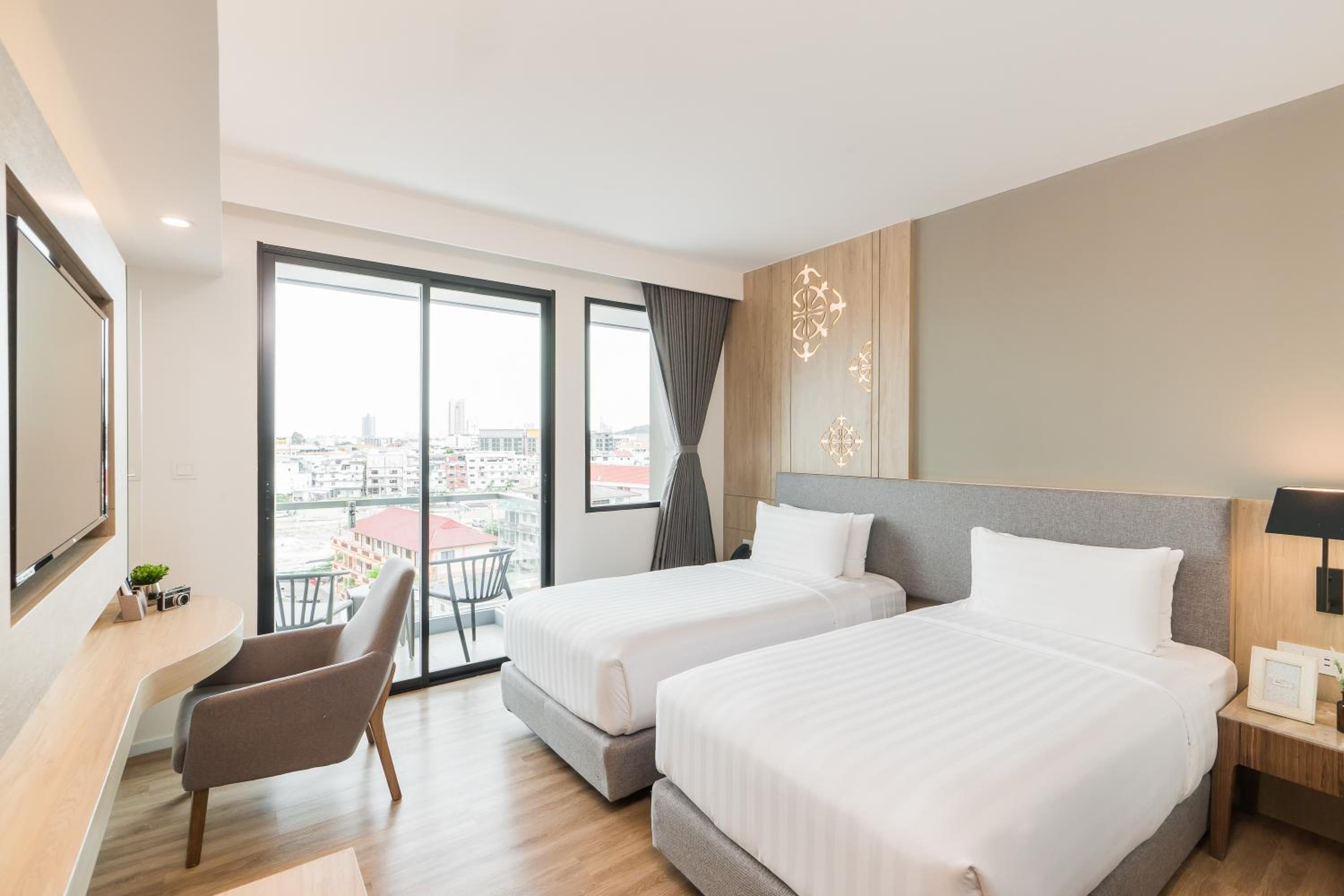 Deluxe Double or Twin Room with City View - Photo 3