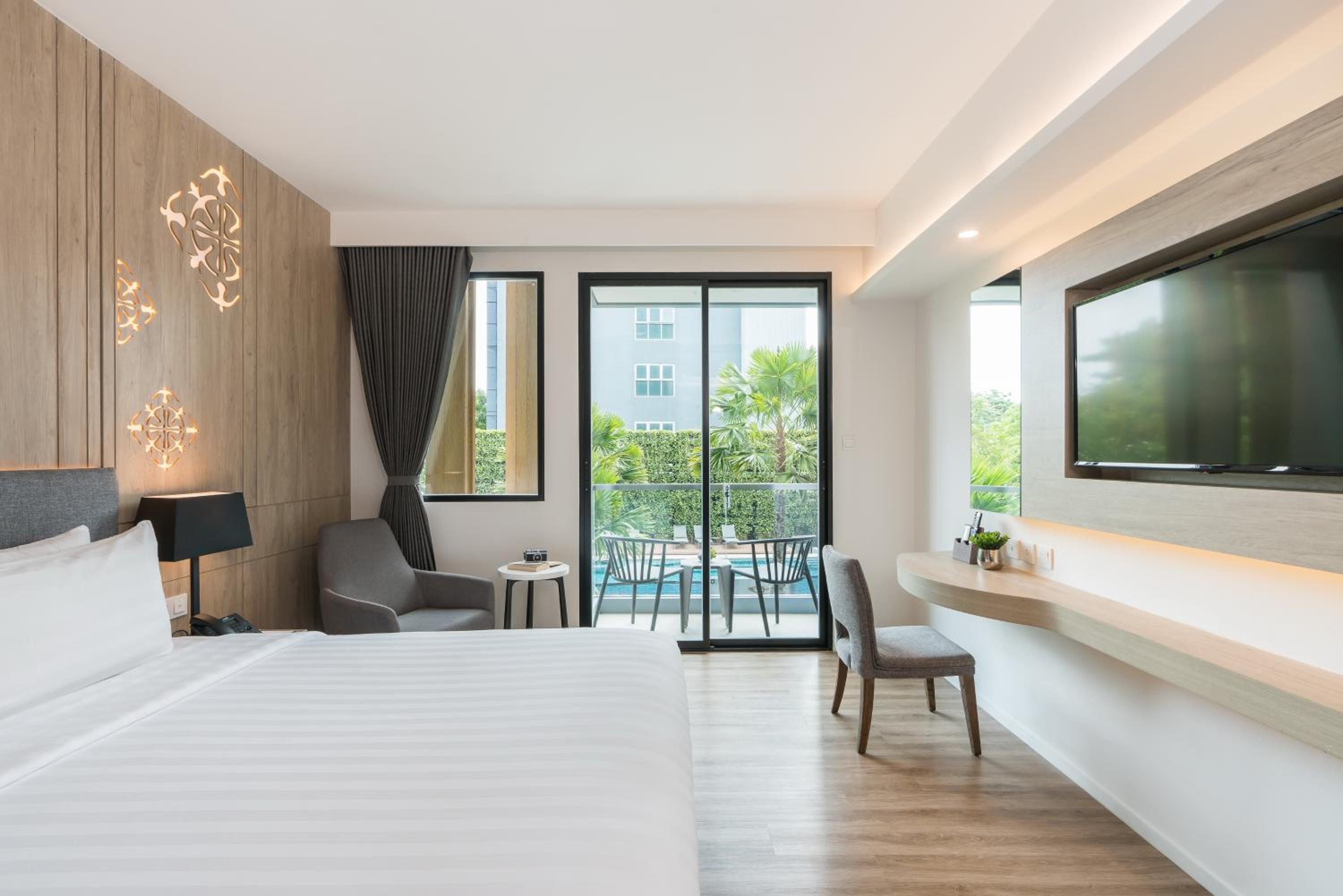 Deluxe Double Room with  Pool View - Photo 20
