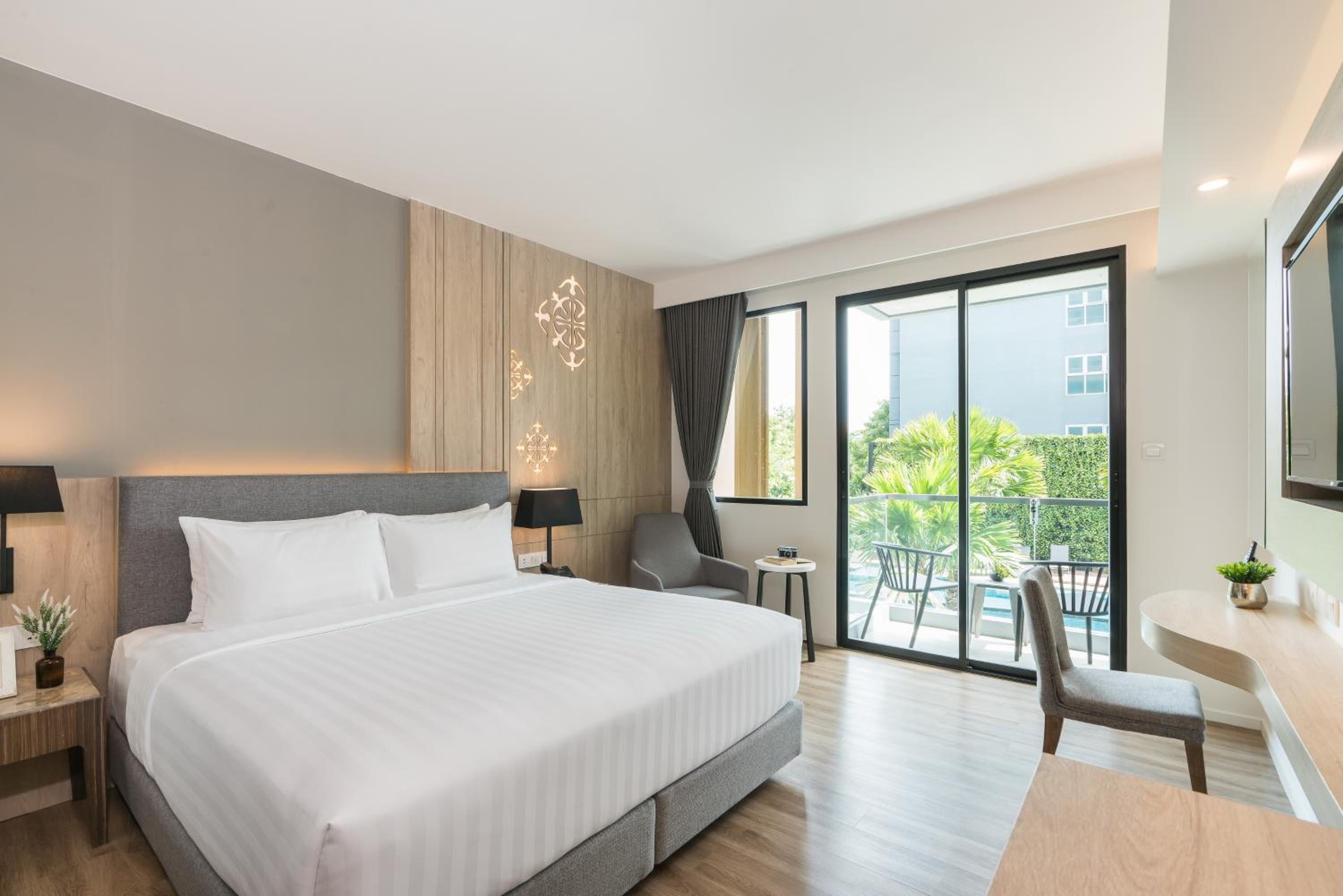 Deluxe Double Room with  Pool View - Photo 7
