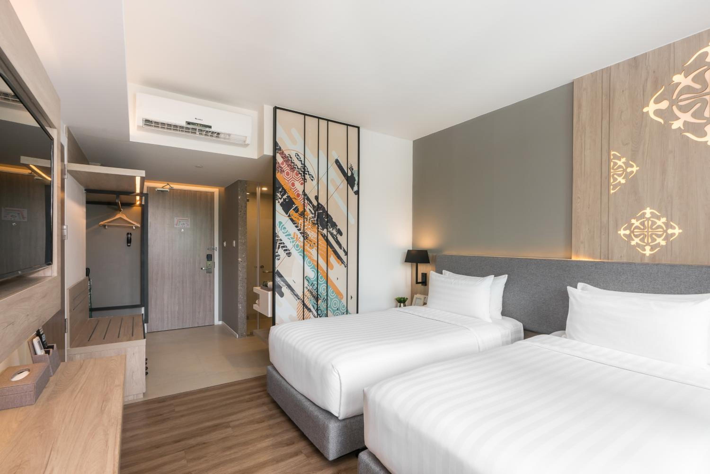 Deluxe Twin Room with Pool View - Photo 12