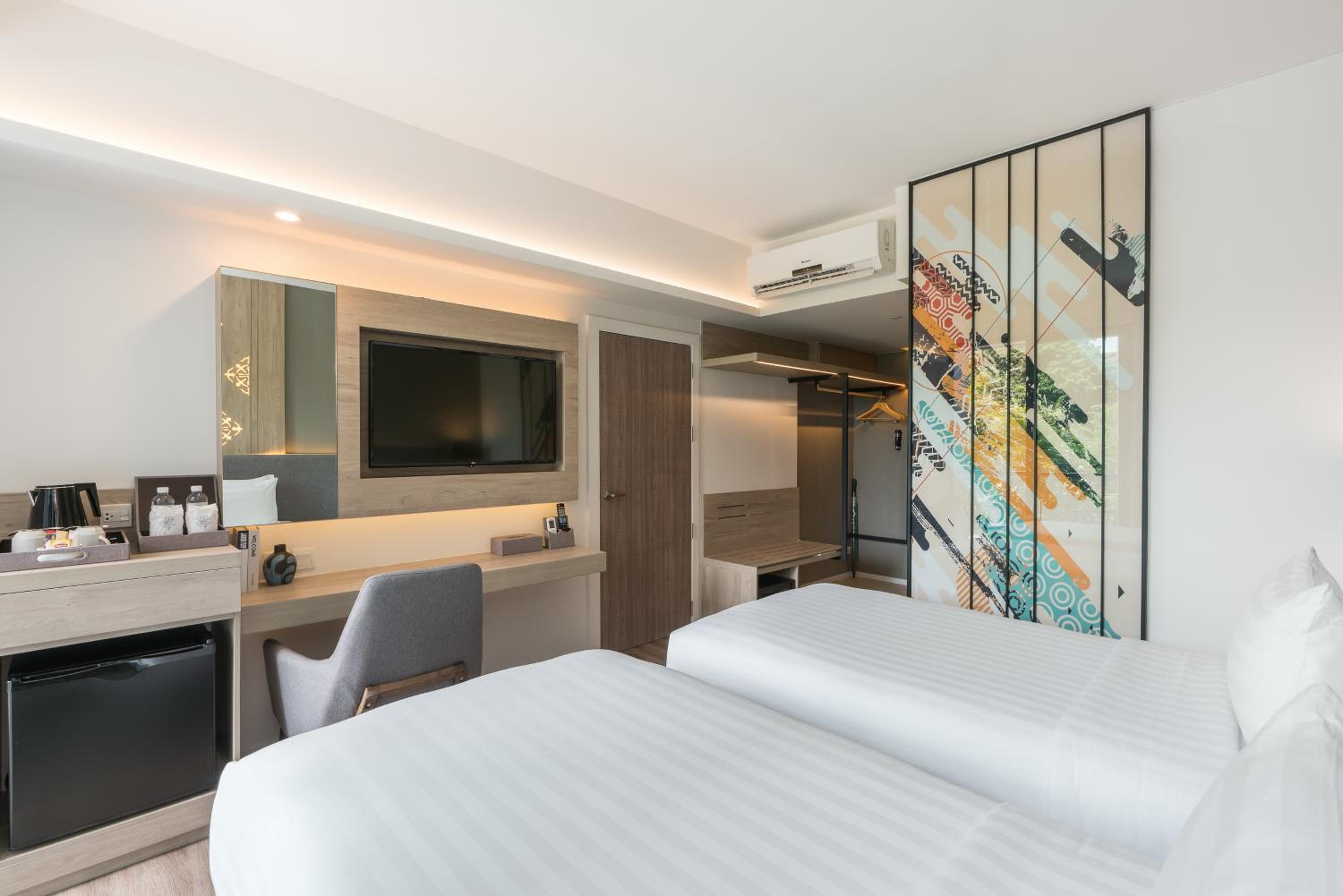 Deluxe Twin Room with Pool View - Photo 11