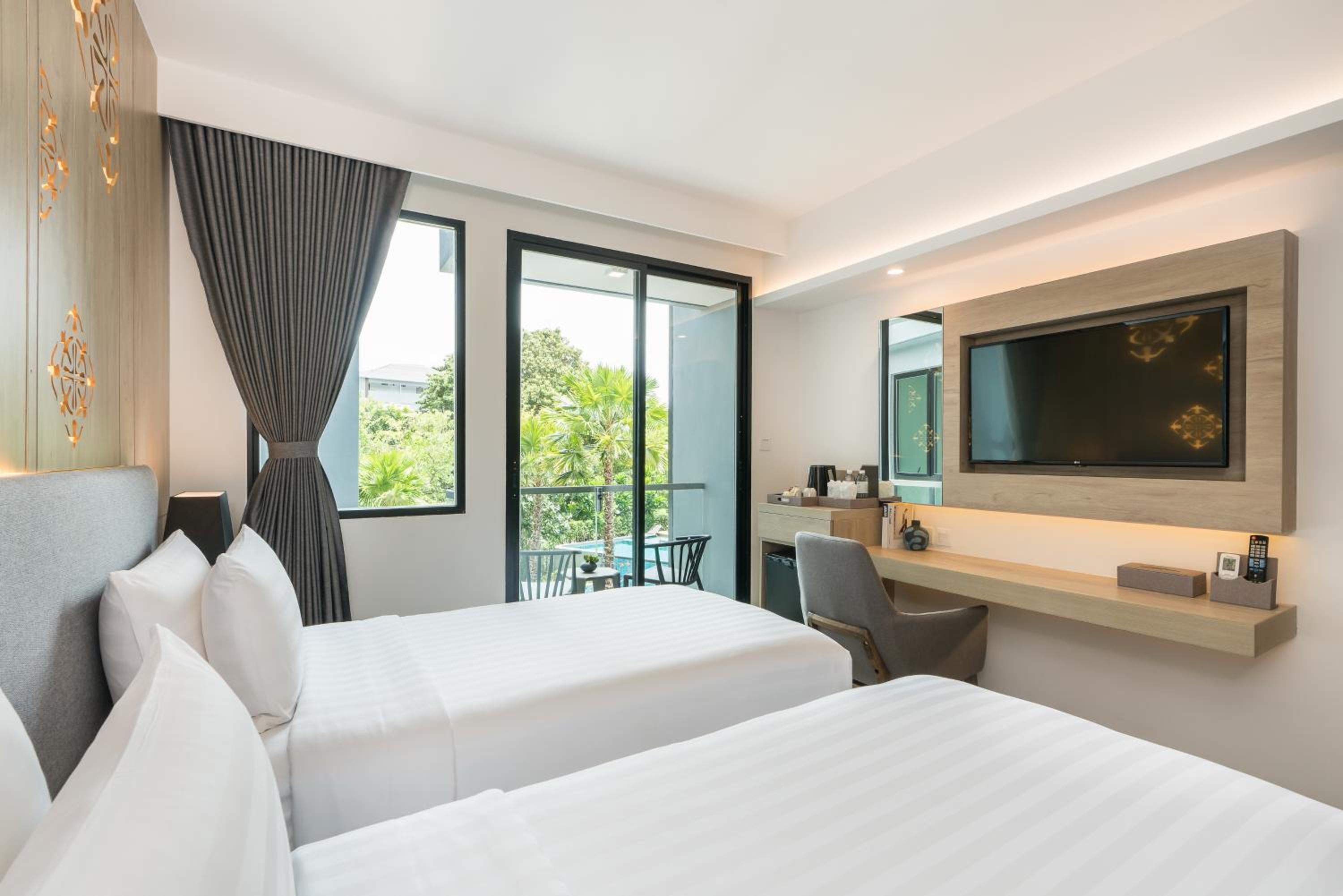 Deluxe Twin Room with Pool View - Photo 10
