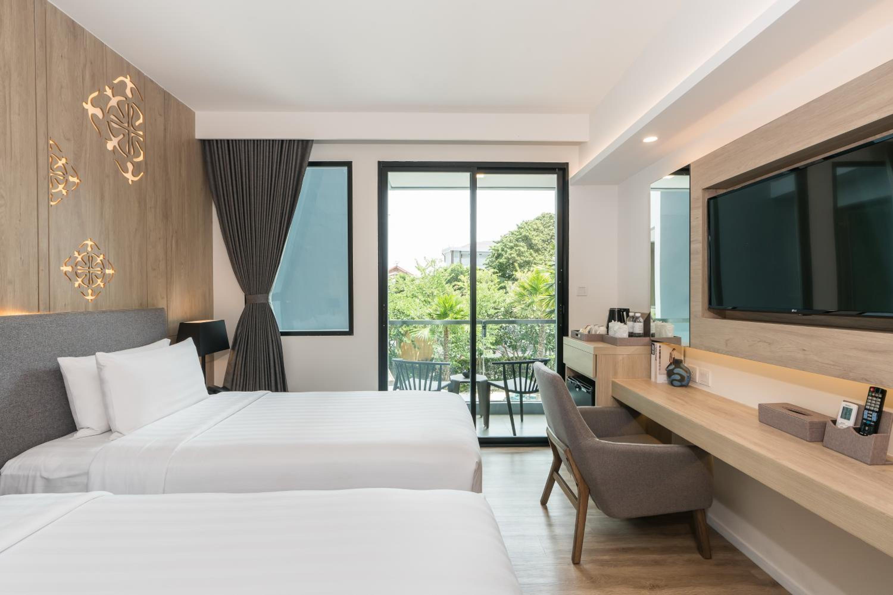 Deluxe Twin Room with Pool View - Photo 9