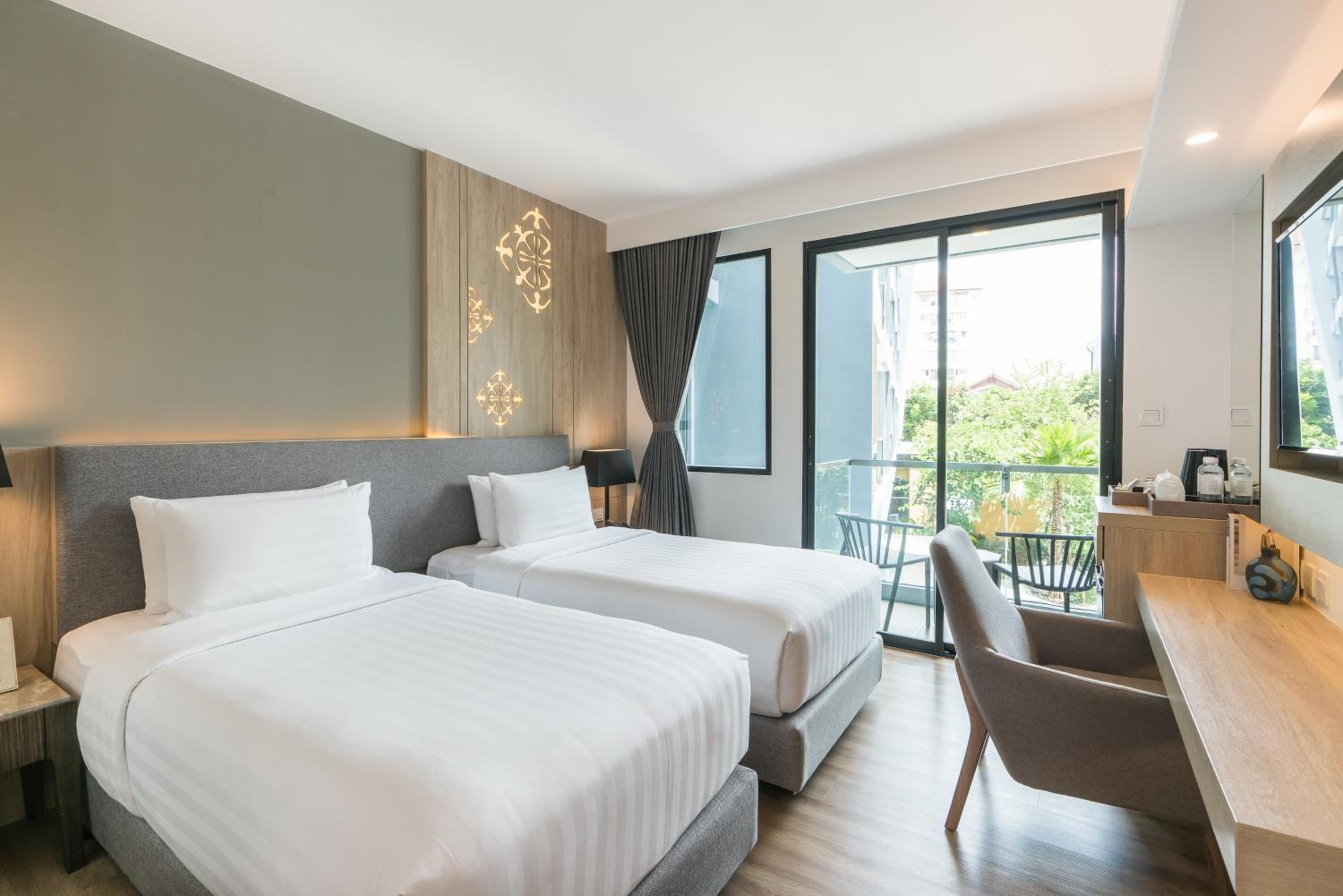 Deluxe Twin Room with Pool View - Photo 8