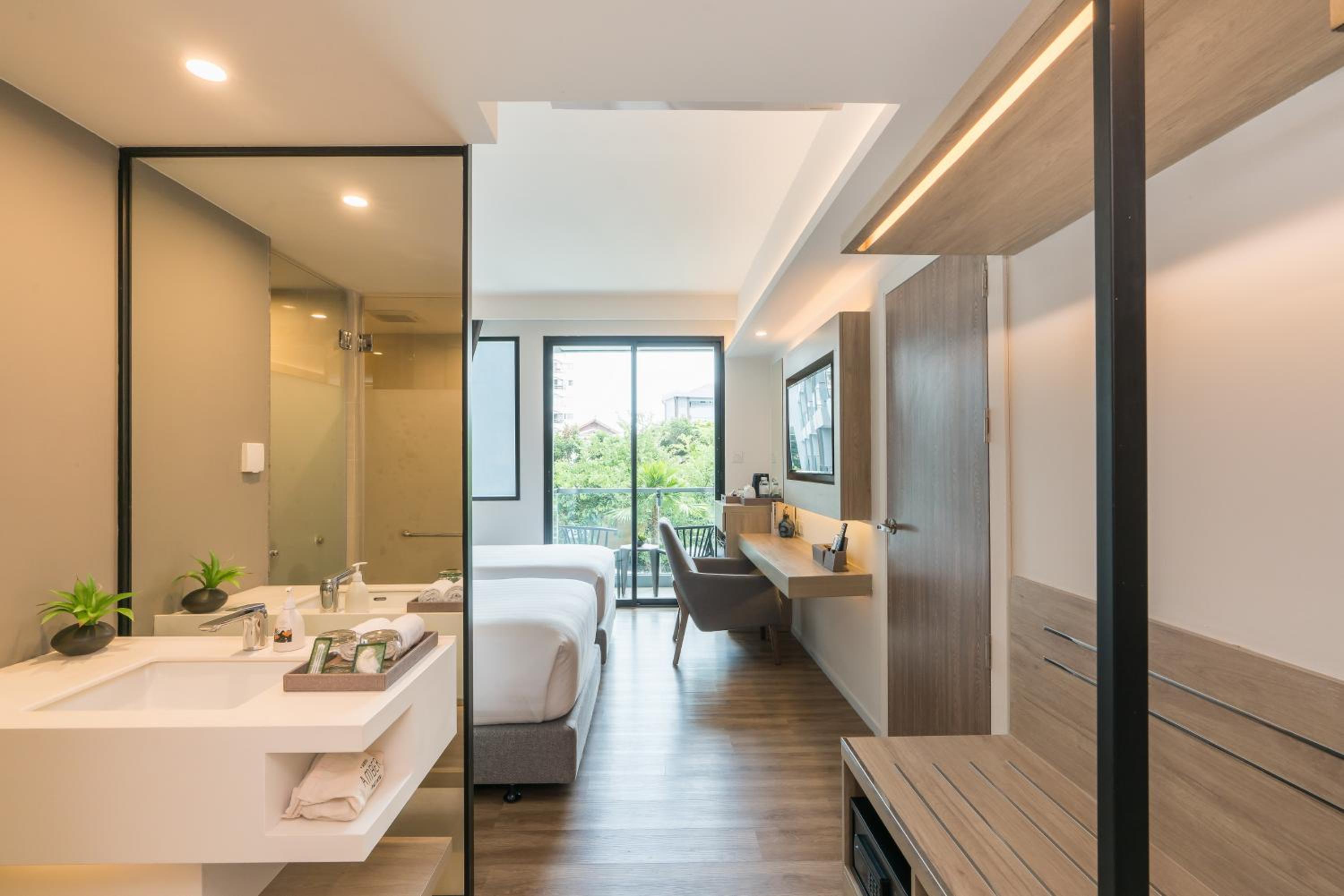 Deluxe Twin Room with Pool View - Photo 7