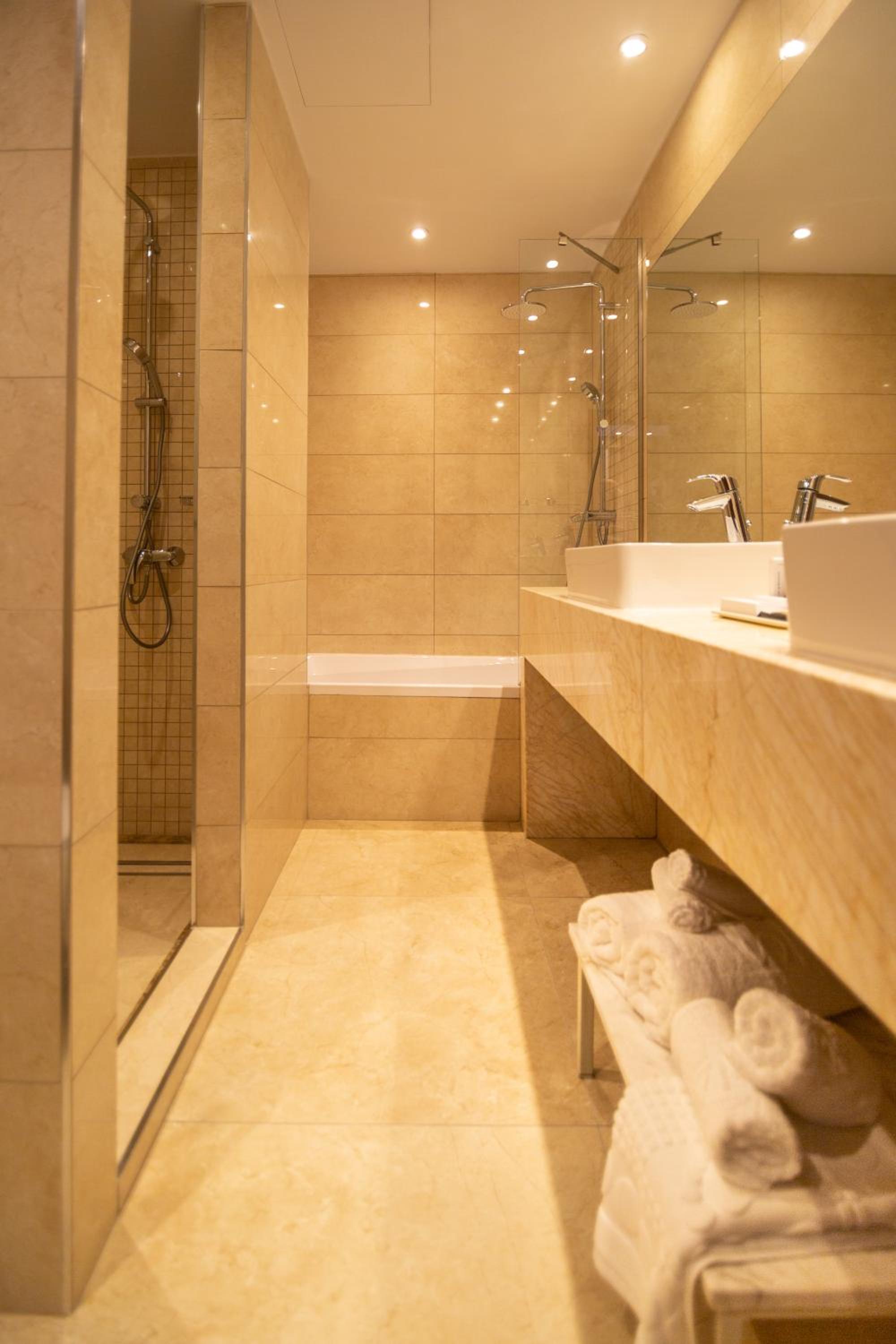 Suite City View with Business Lounge Access - Photo 9