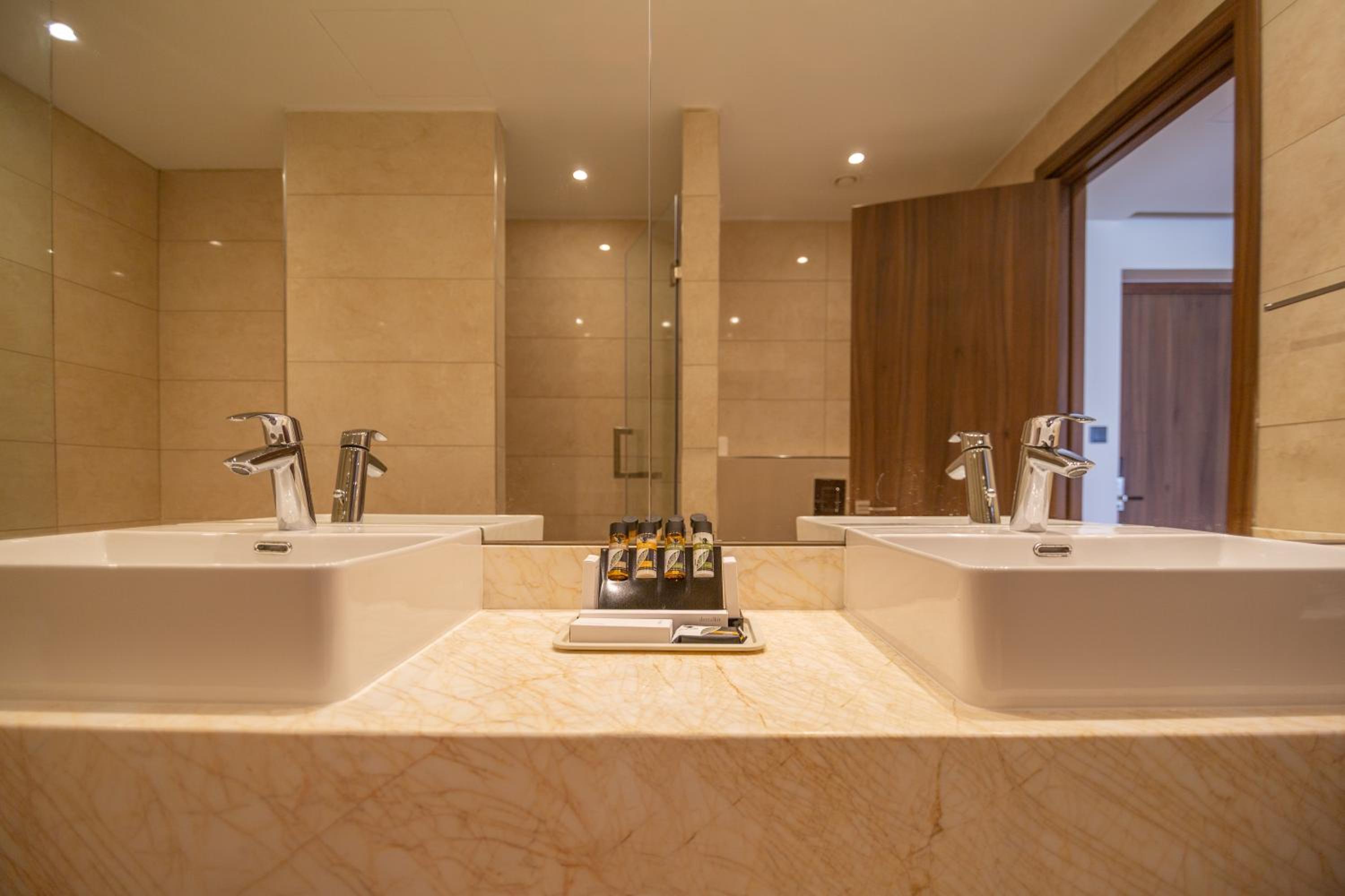 Suite City View with Business Lounge Access - Photo 8