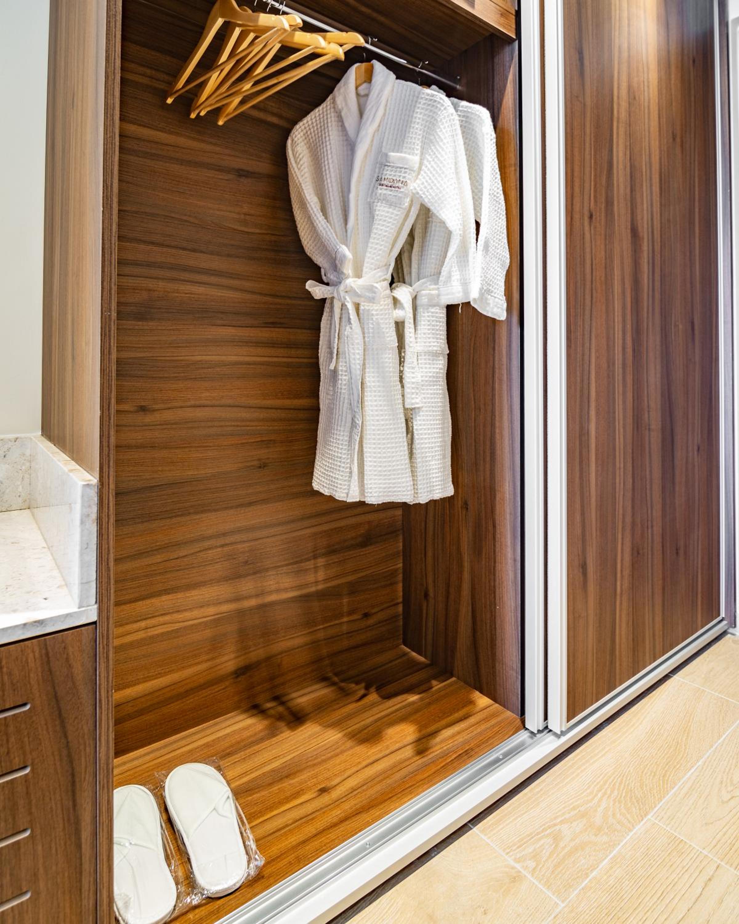 Deluxe Room City View with Business Lounge Access thumbnail 5