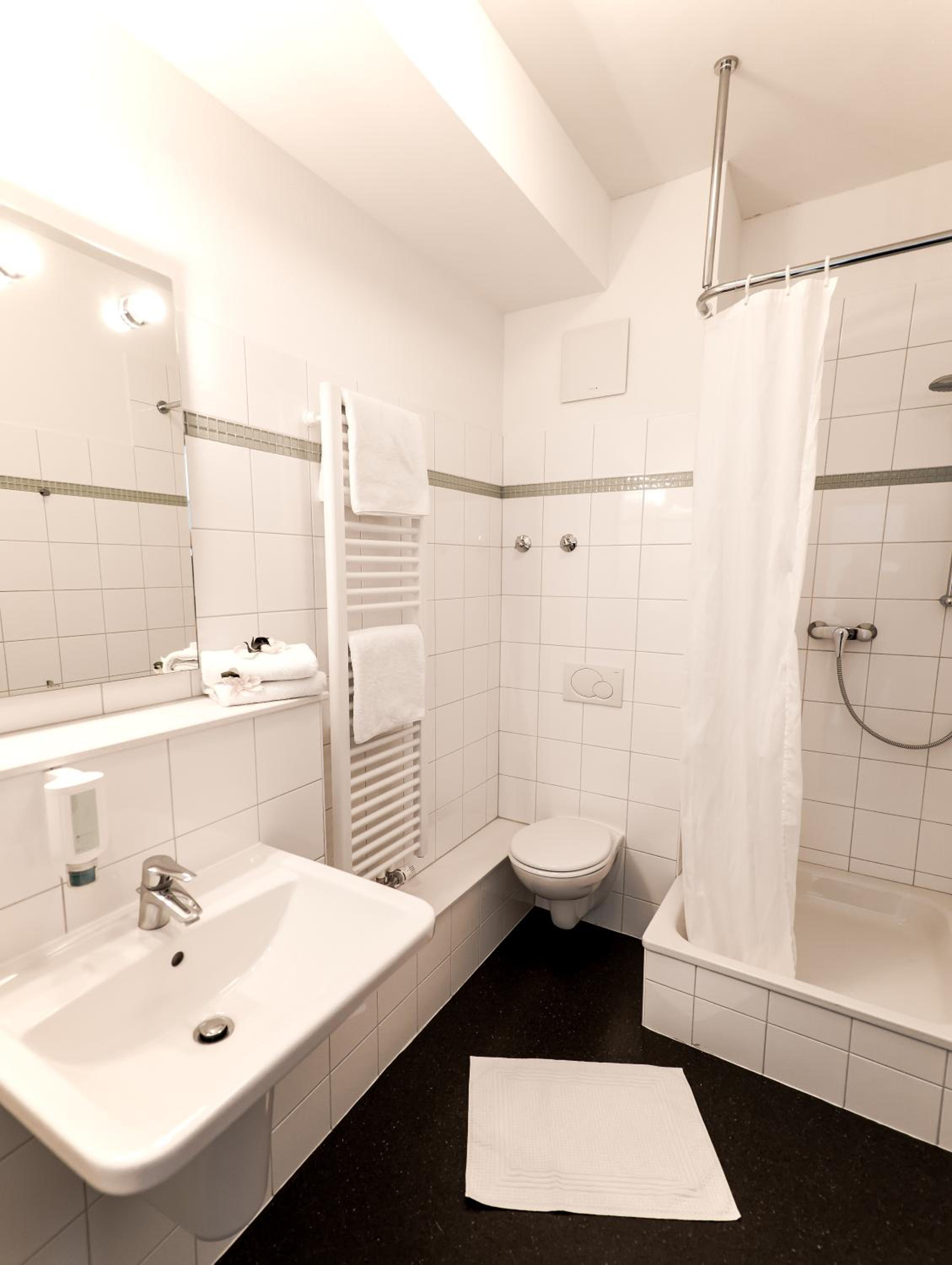 Double Room thumbnail 5