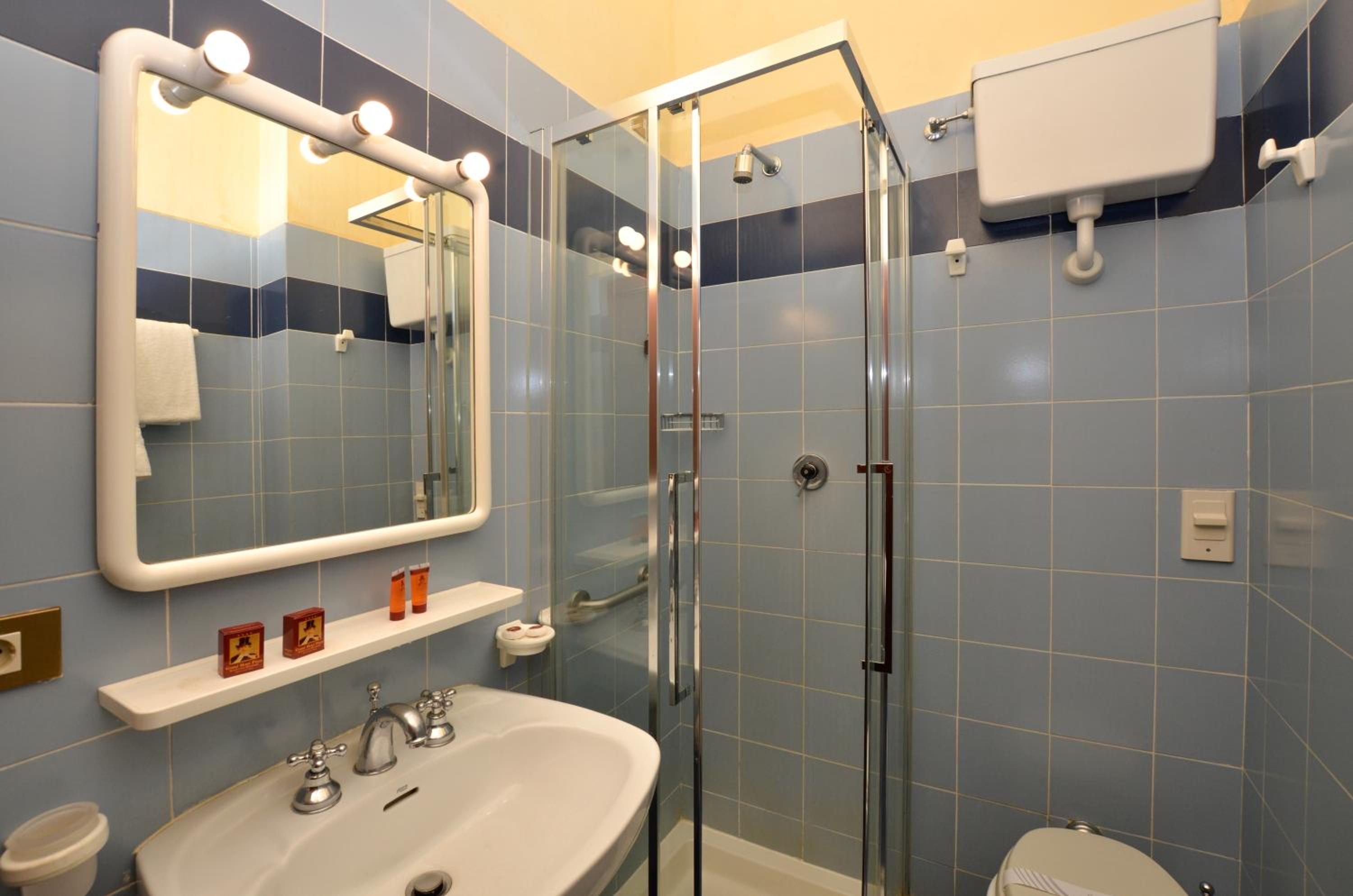 Double or Twin Room - Photo 6