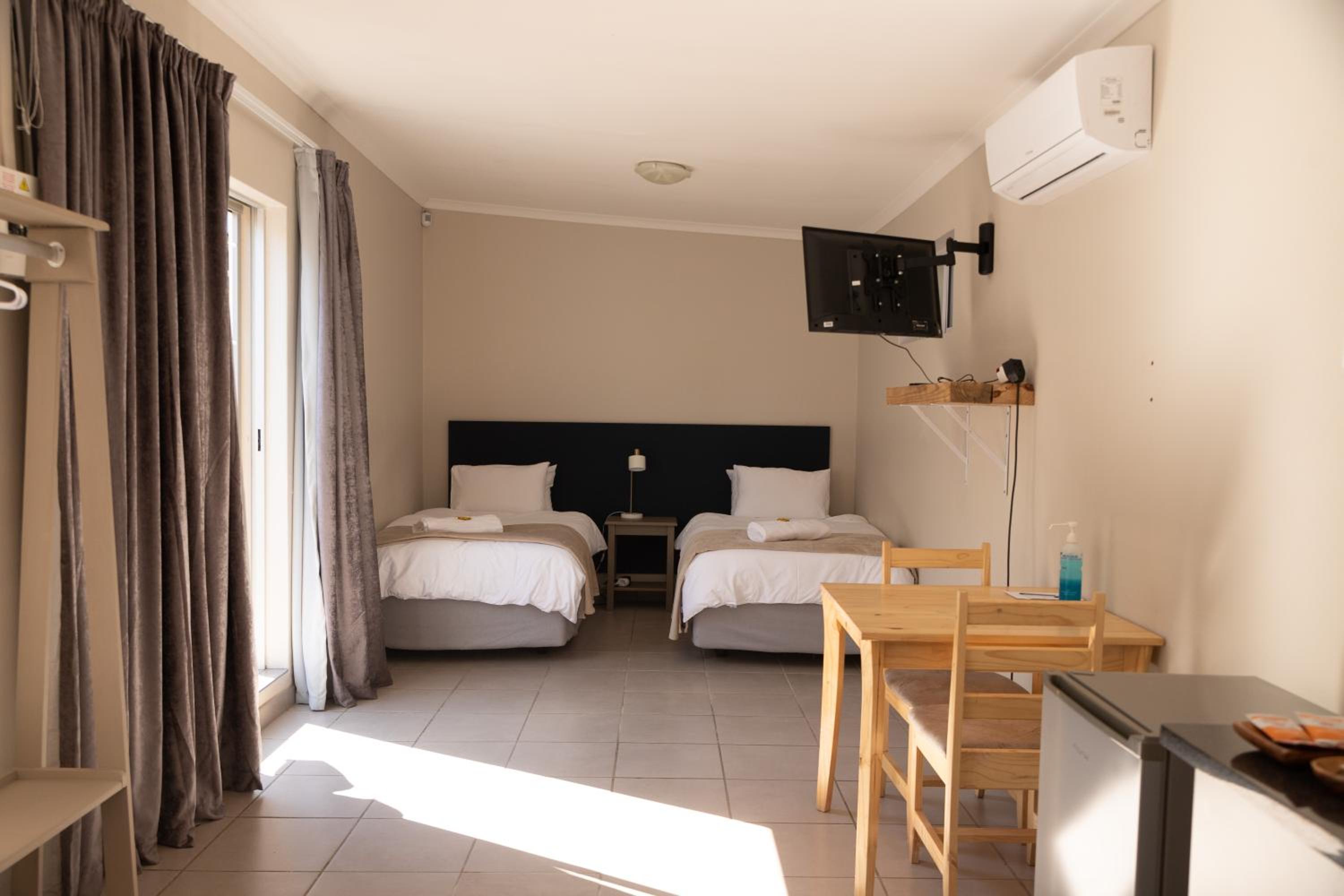 One-Bedroom Apartment - Photo 3