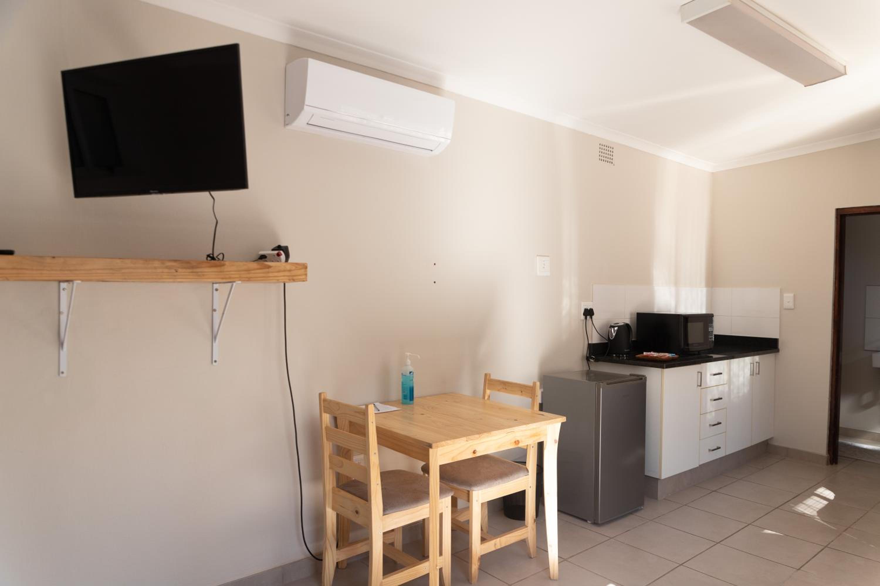 One-Bedroom Apartment - Photo 2
