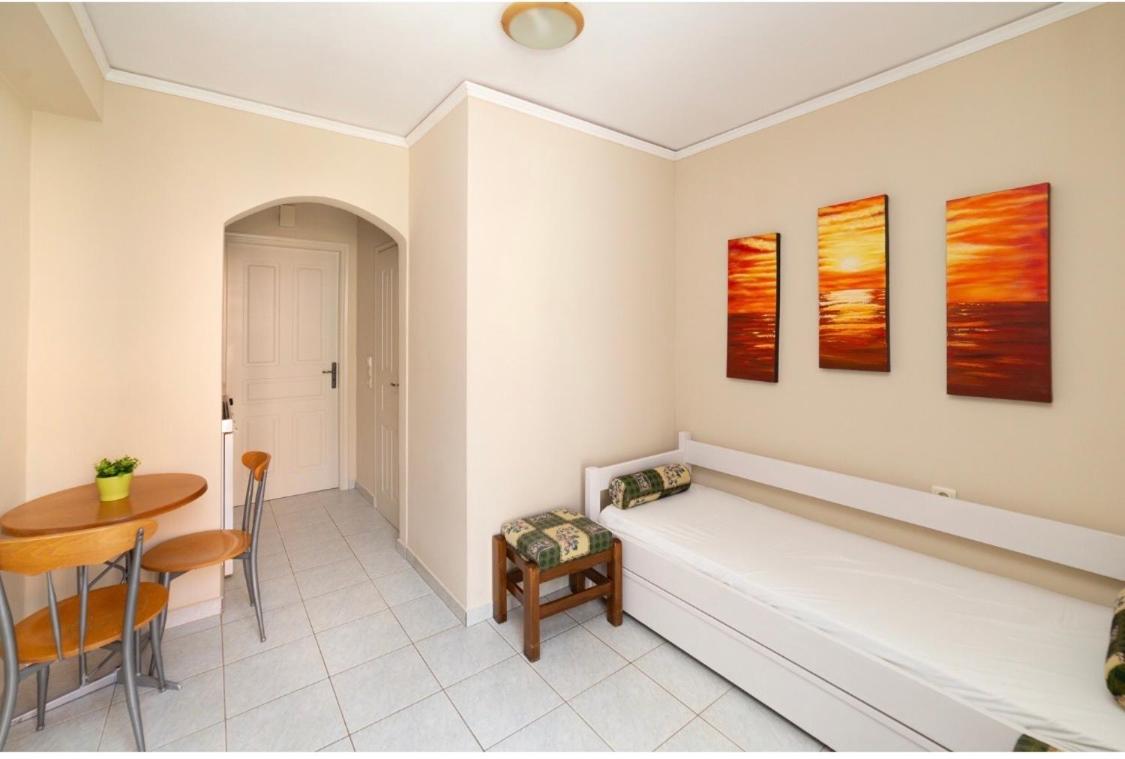 Apartment (2 Adults + 2 Children) with Sea View  photo 2