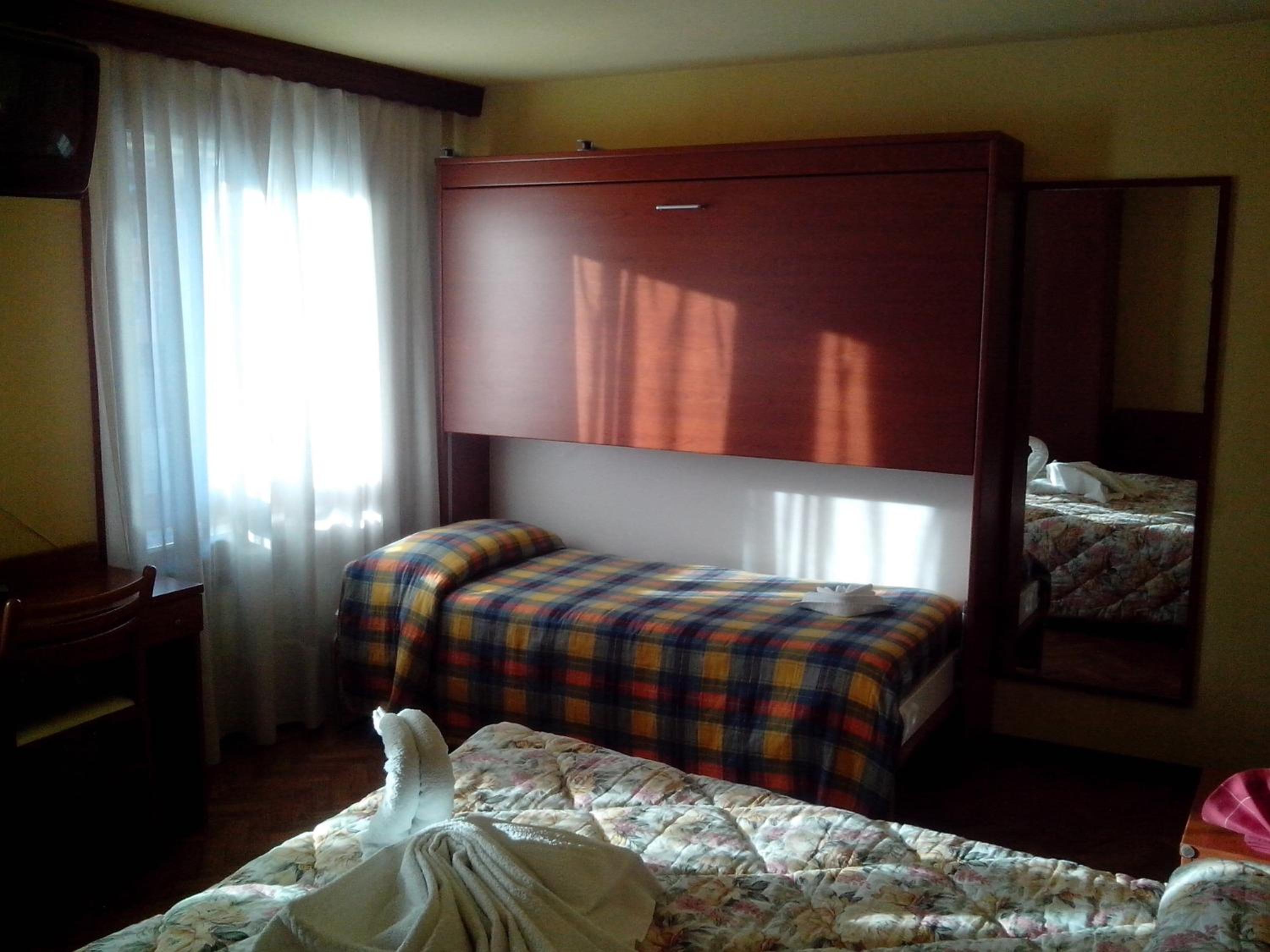 Economy Quadruple Room - Photo 1