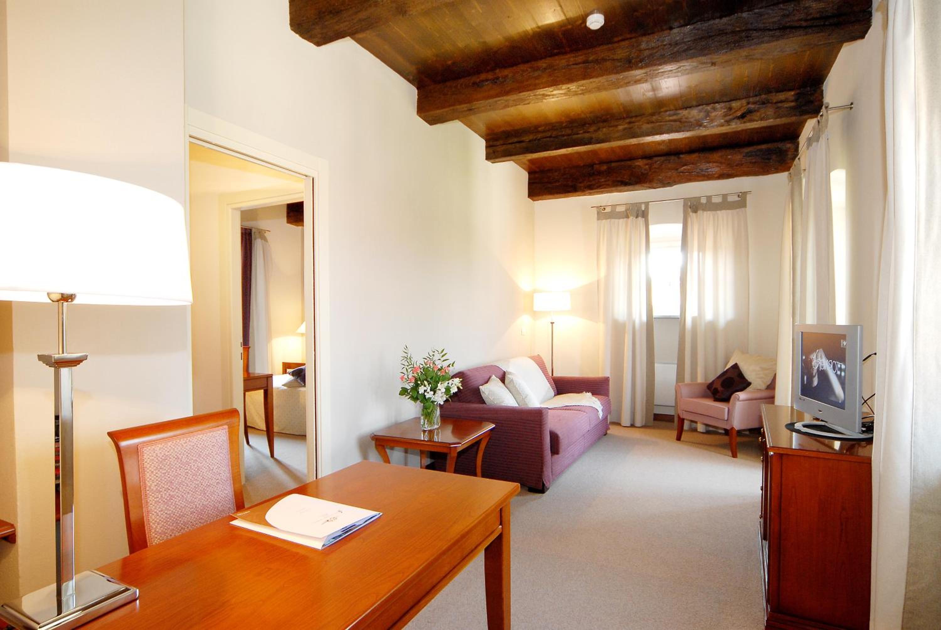 Suite - Photo 1