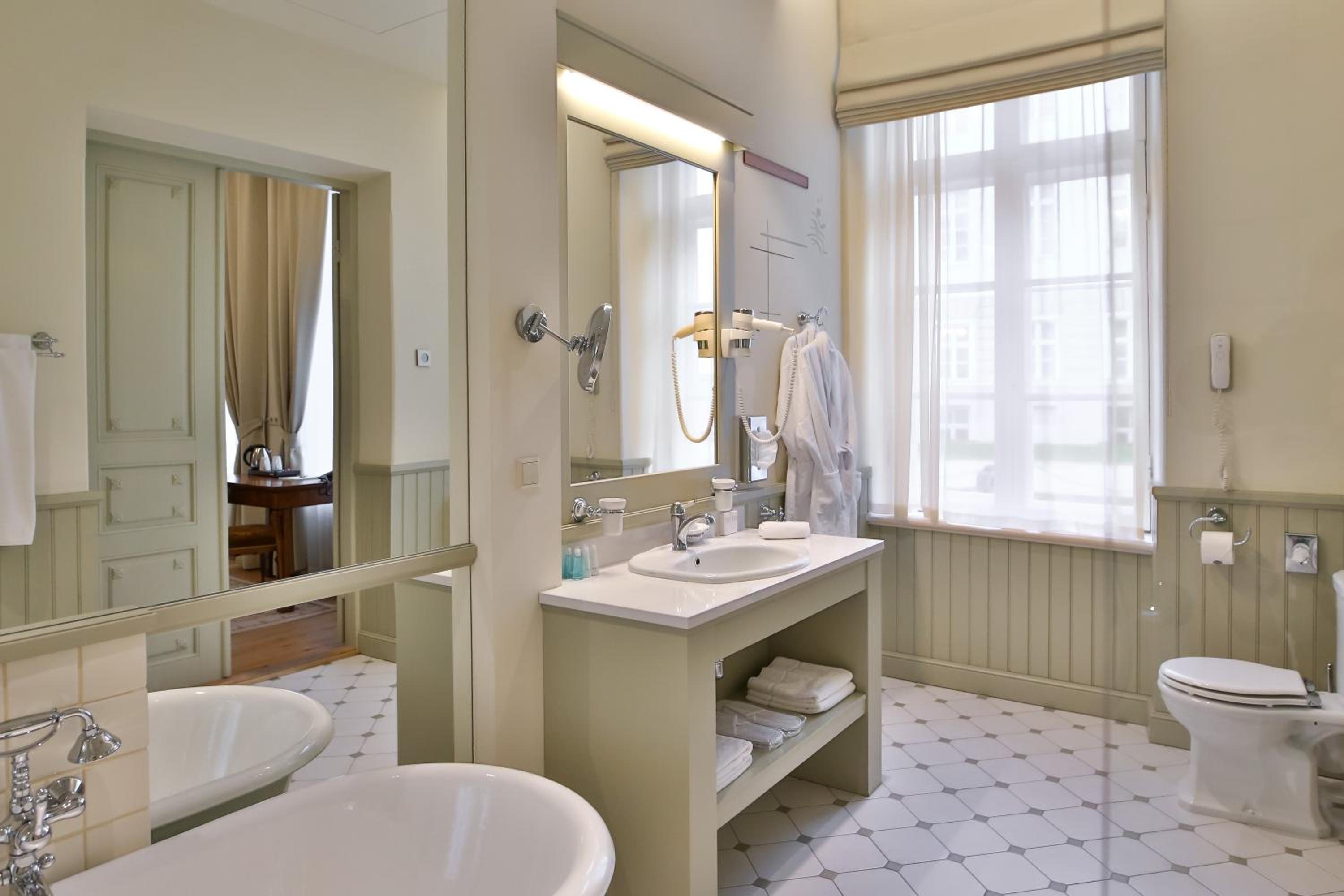 Deluxe Double or Twin Room photo 3