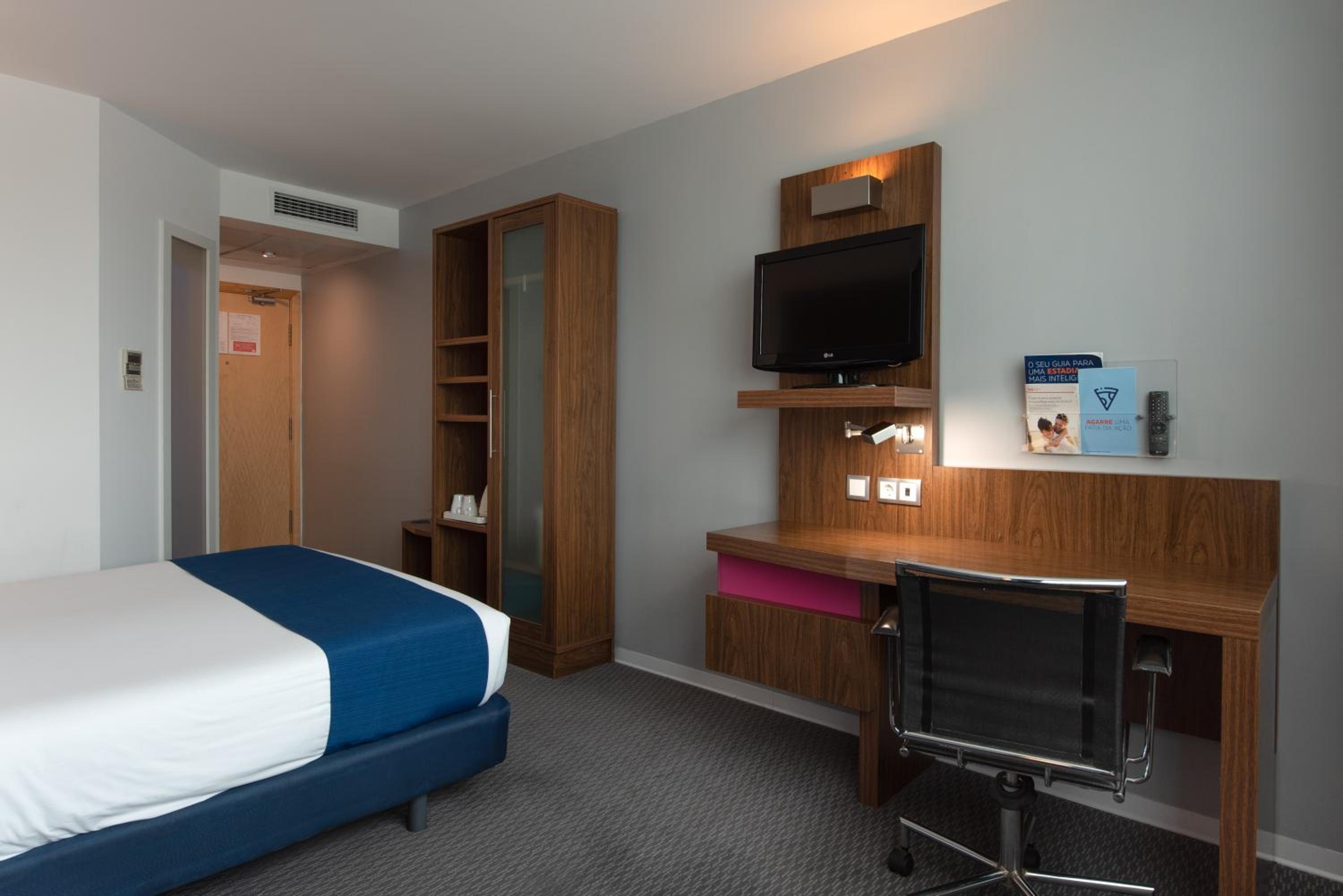Standard Room with Free Breakfast - Photo 1