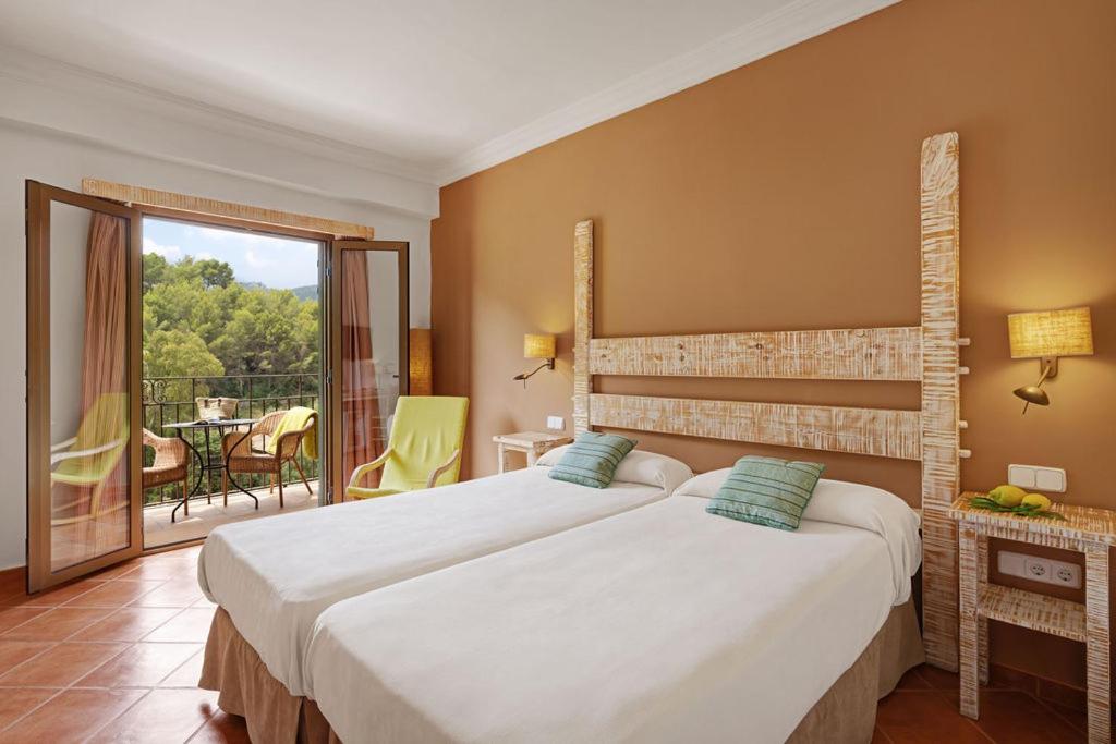 Double or Twin Room (2 Adults + 1 Child)