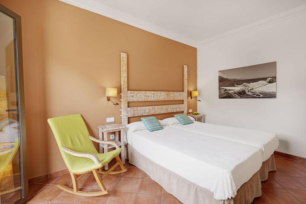Double or Twin Room (2 Adults + 1 Child) photo 2