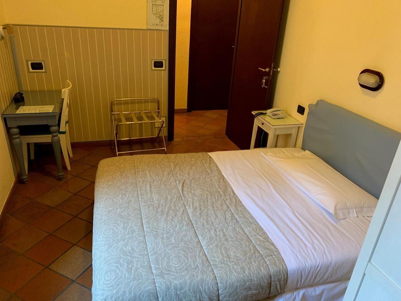 Single Room with French Bed photo 3