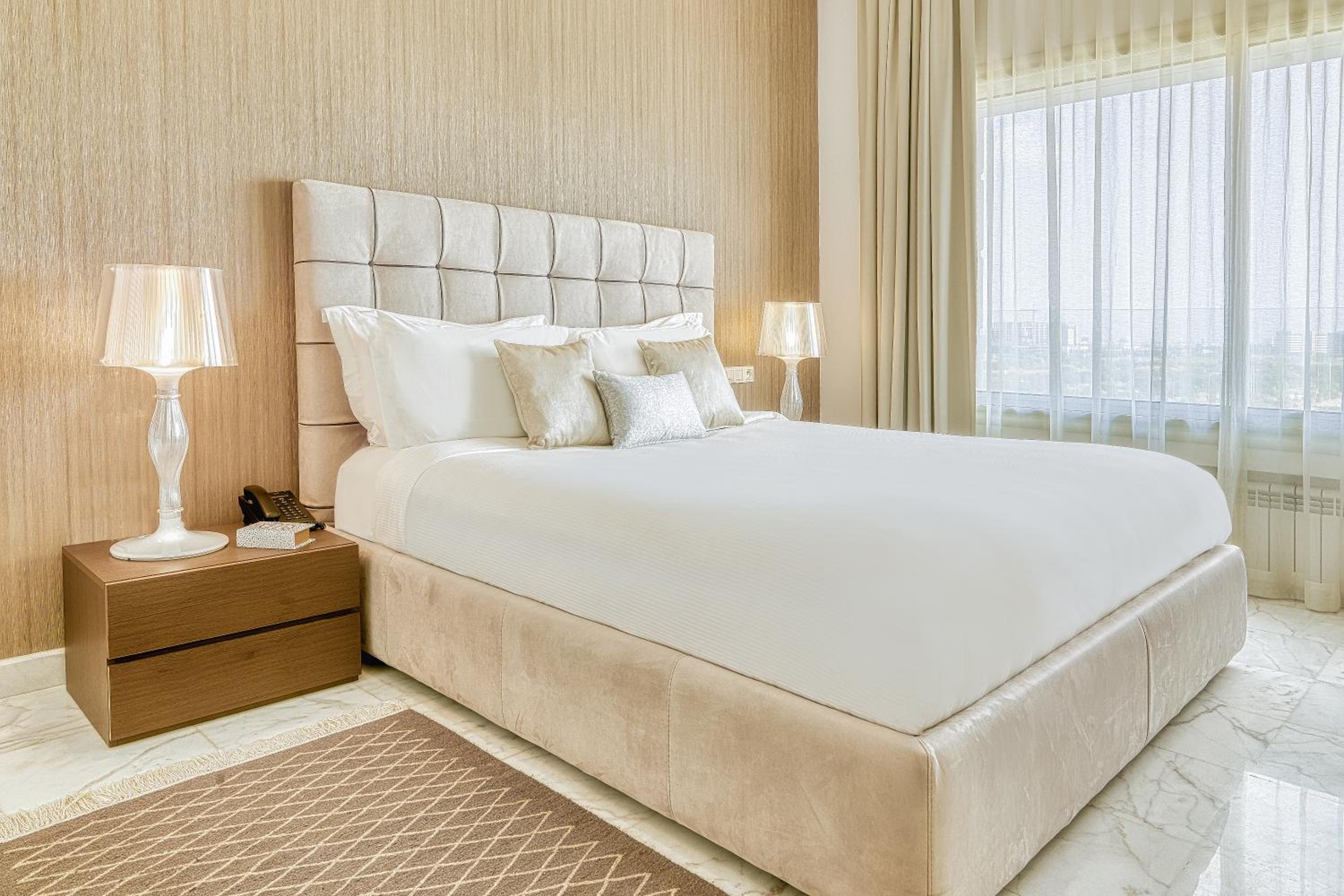 Deluxe Suite King-Size Bed – Lake View